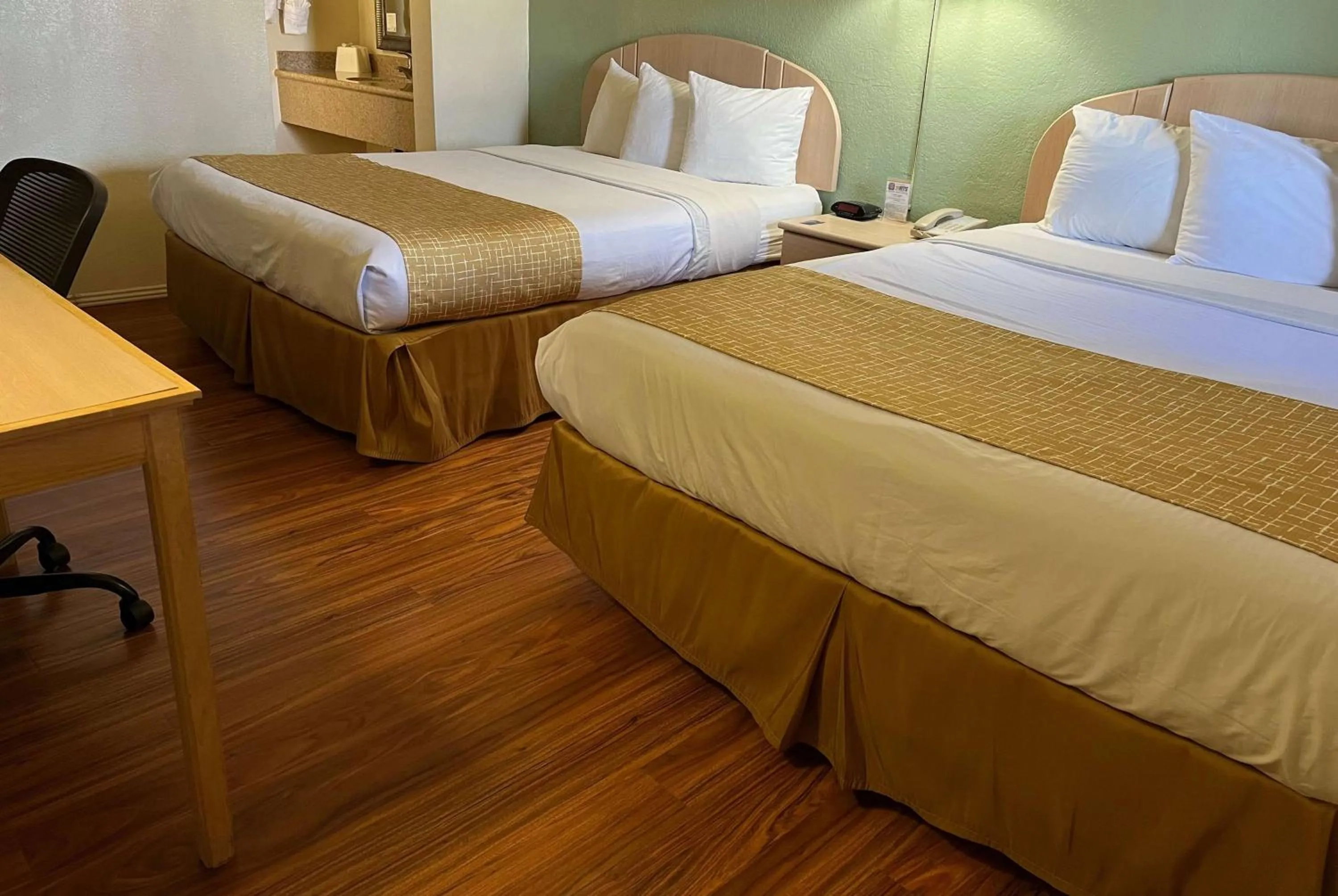 Photo of the whole room, Bed in Travelodge by Wyndham Holbrook