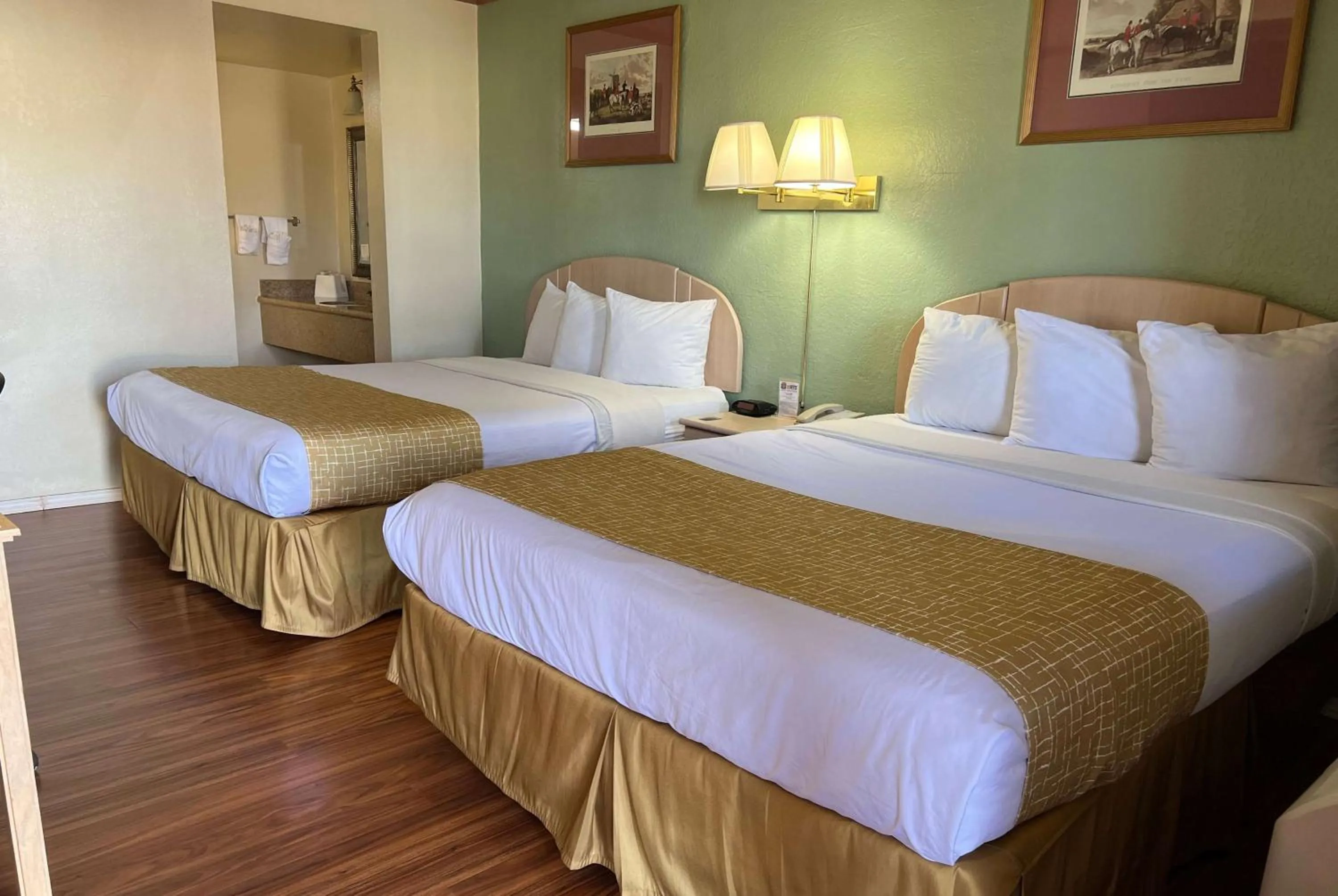 Photo of the whole room, Bed in Travelodge by Wyndham Holbrook