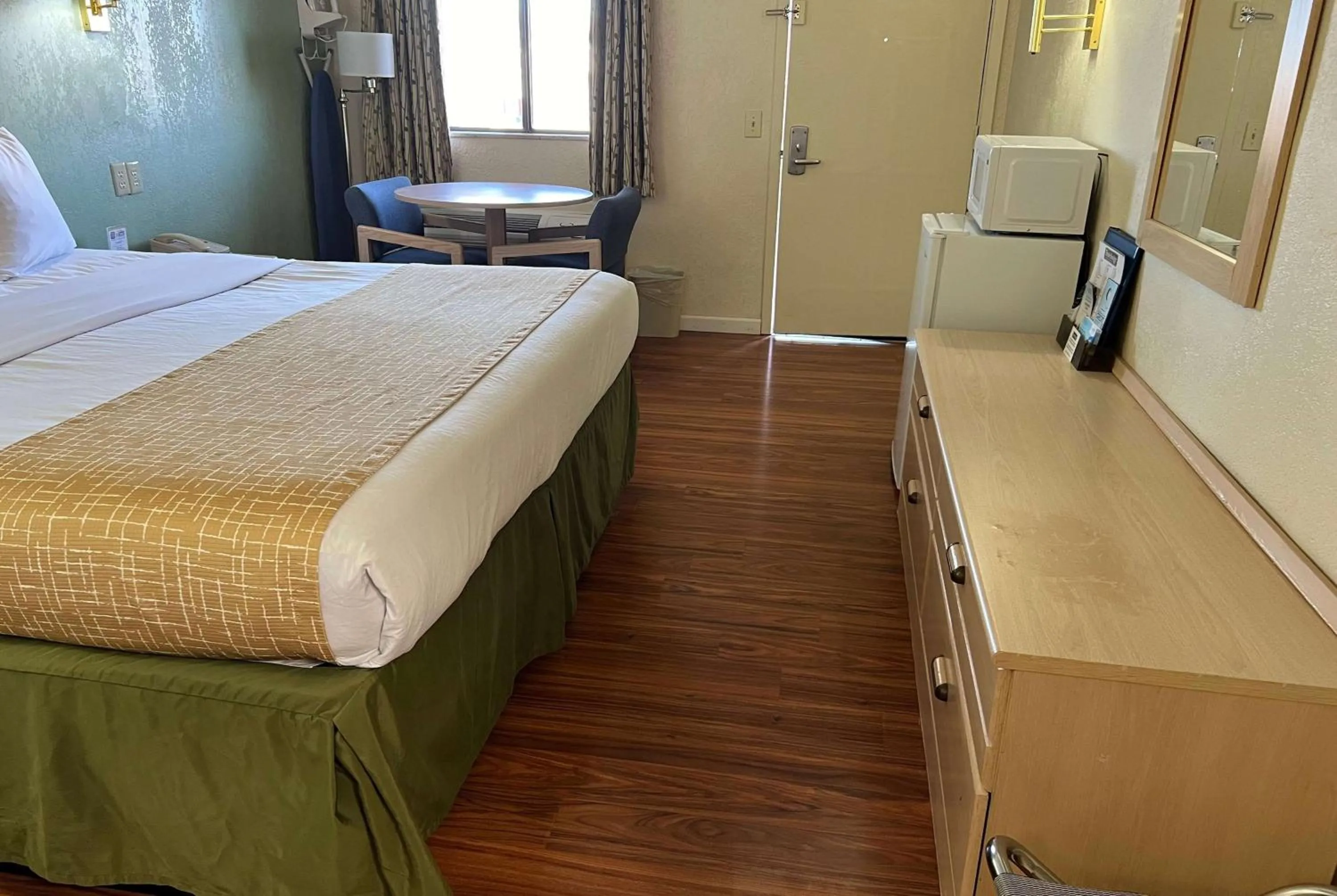 Photo of the whole room, Bed in Travelodge by Wyndham Holbrook