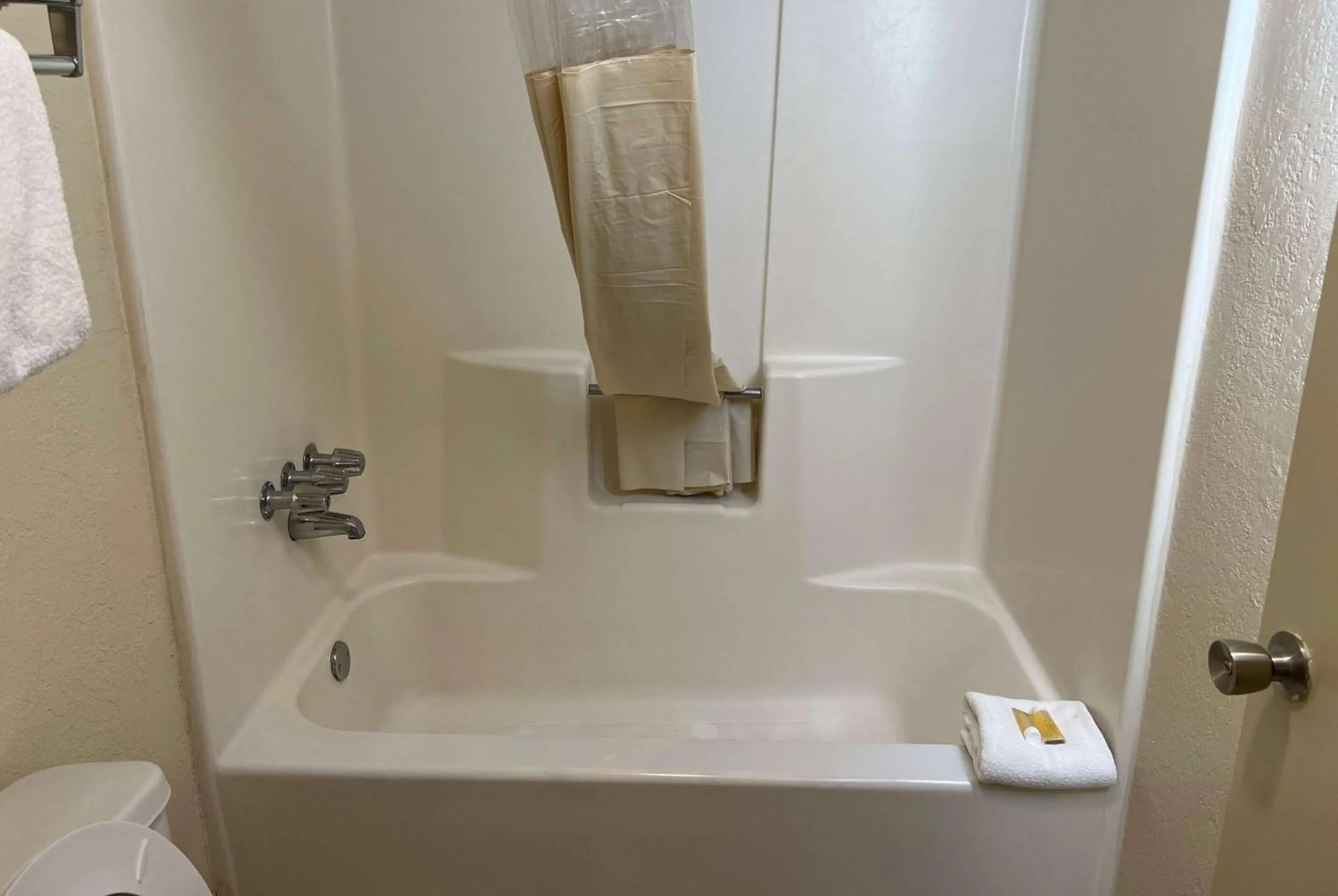 TV and multimedia in Travelodge by Wyndham Holbrook