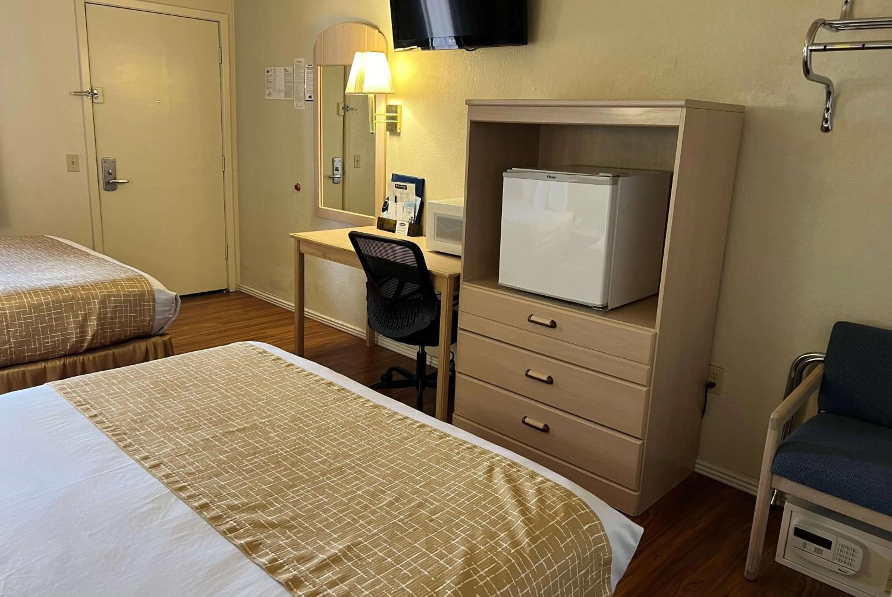 Photo of the whole room, Bed in Travelodge by Wyndham Holbrook