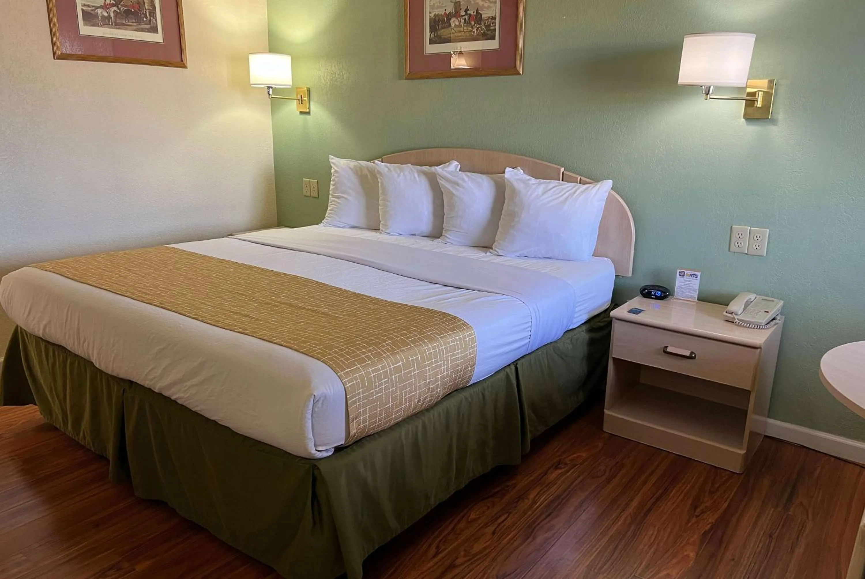 Photo of the whole room, Bed in Travelodge by Wyndham Holbrook