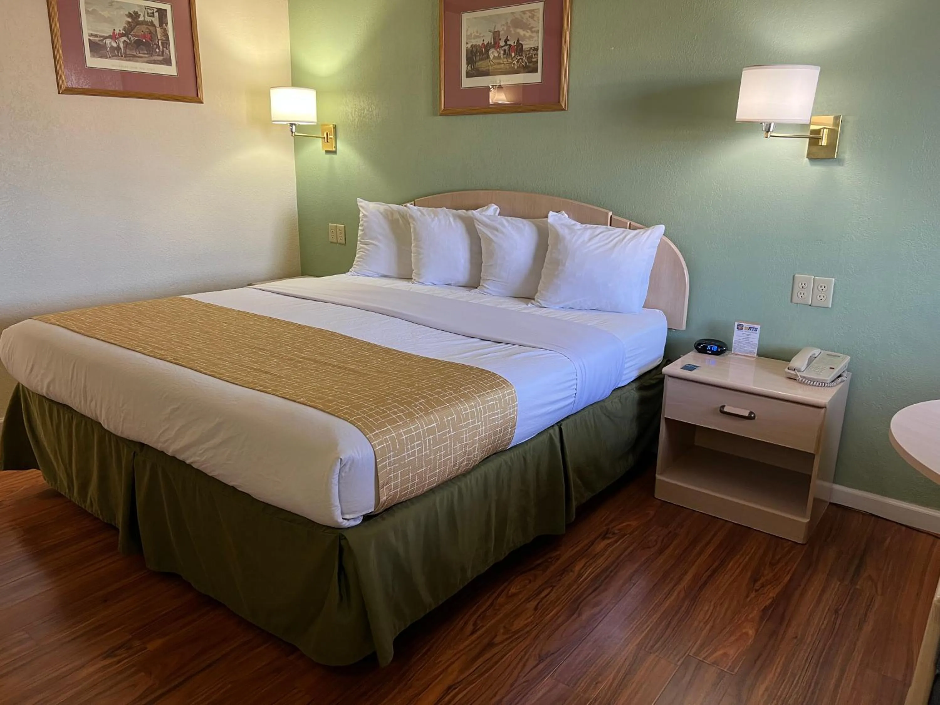 Bed in Travelodge by Wyndham Holbrook