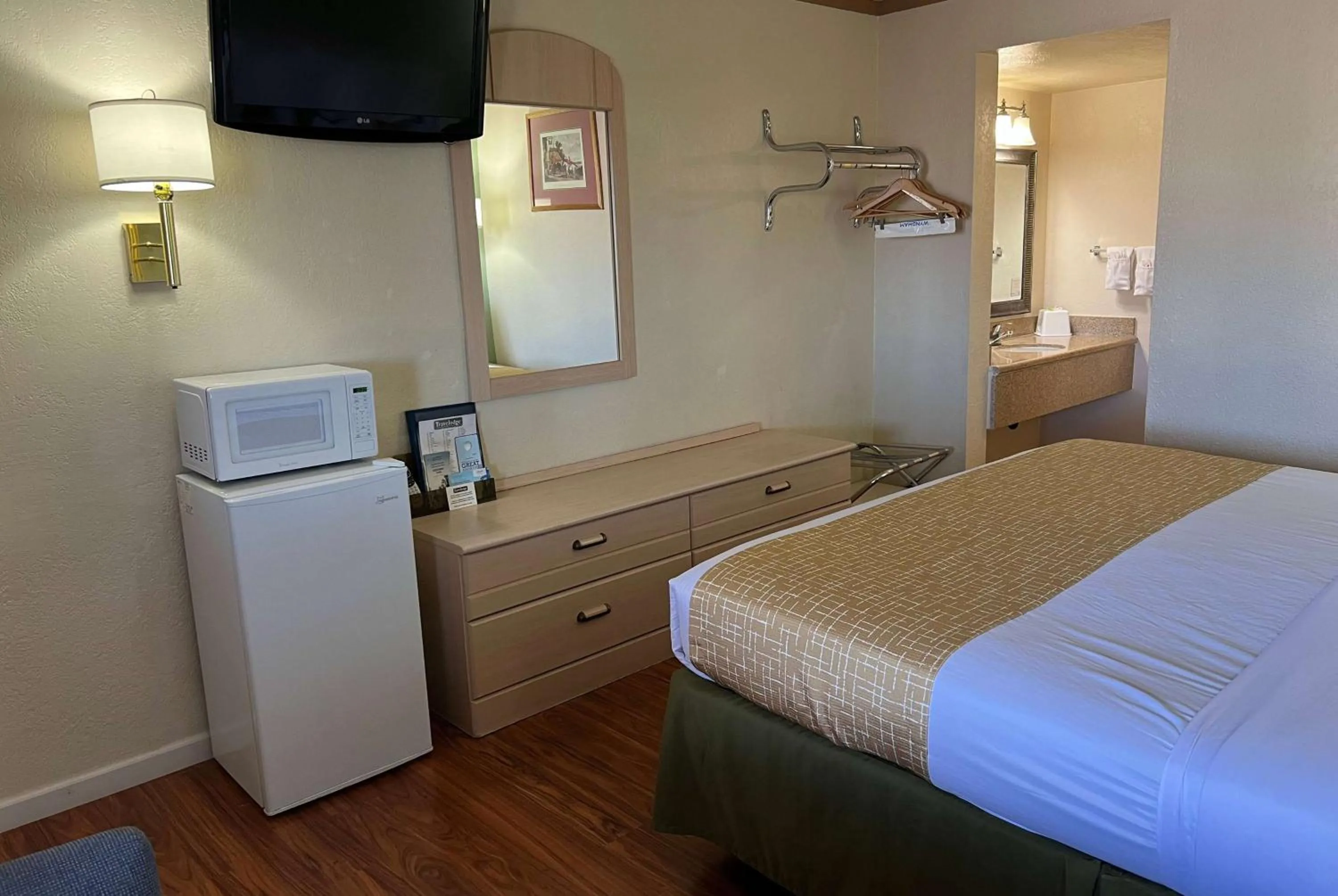 Photo of the whole room, Bed in Travelodge by Wyndham Holbrook