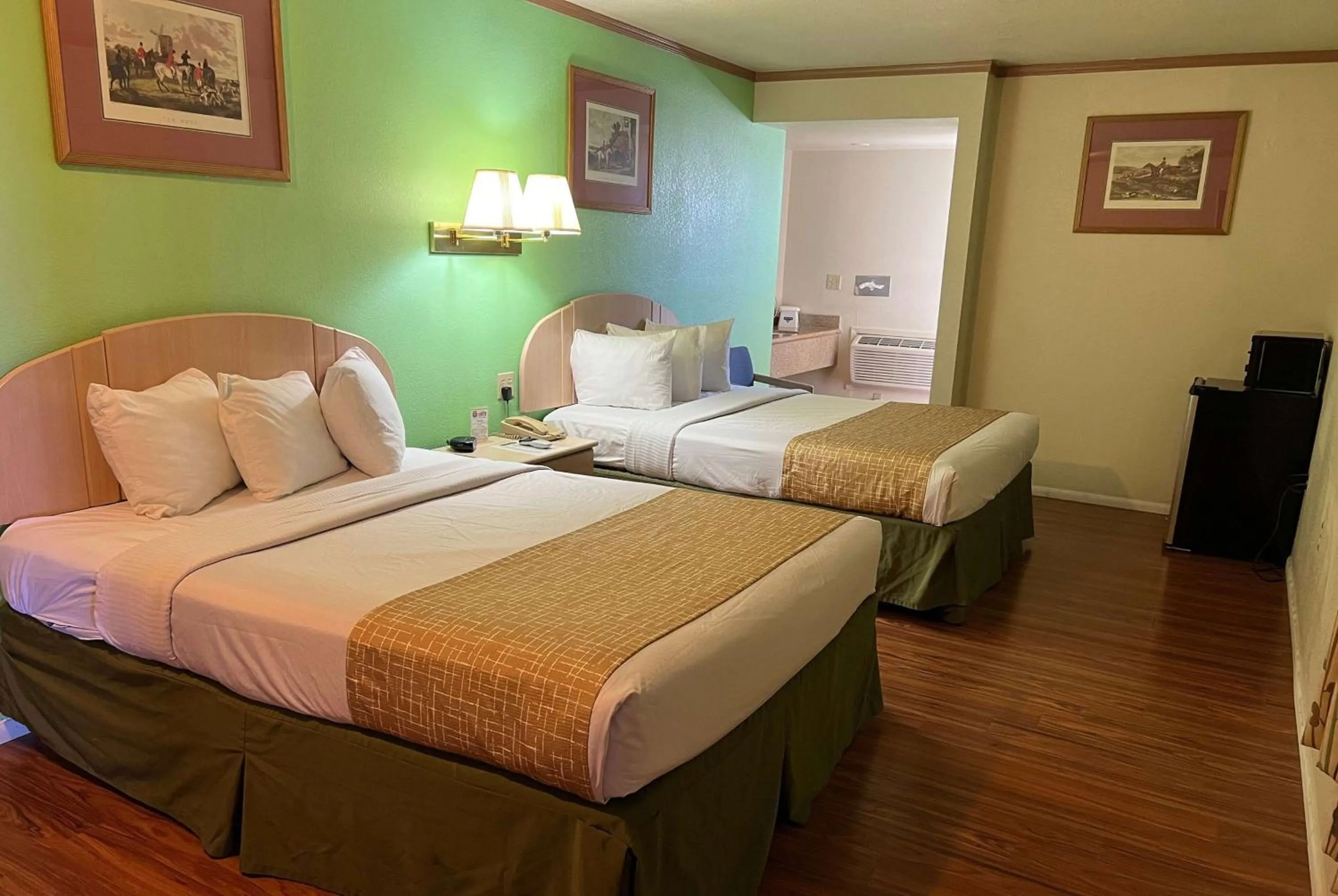 Photo of the whole room, Bed in Travelodge by Wyndham Holbrook