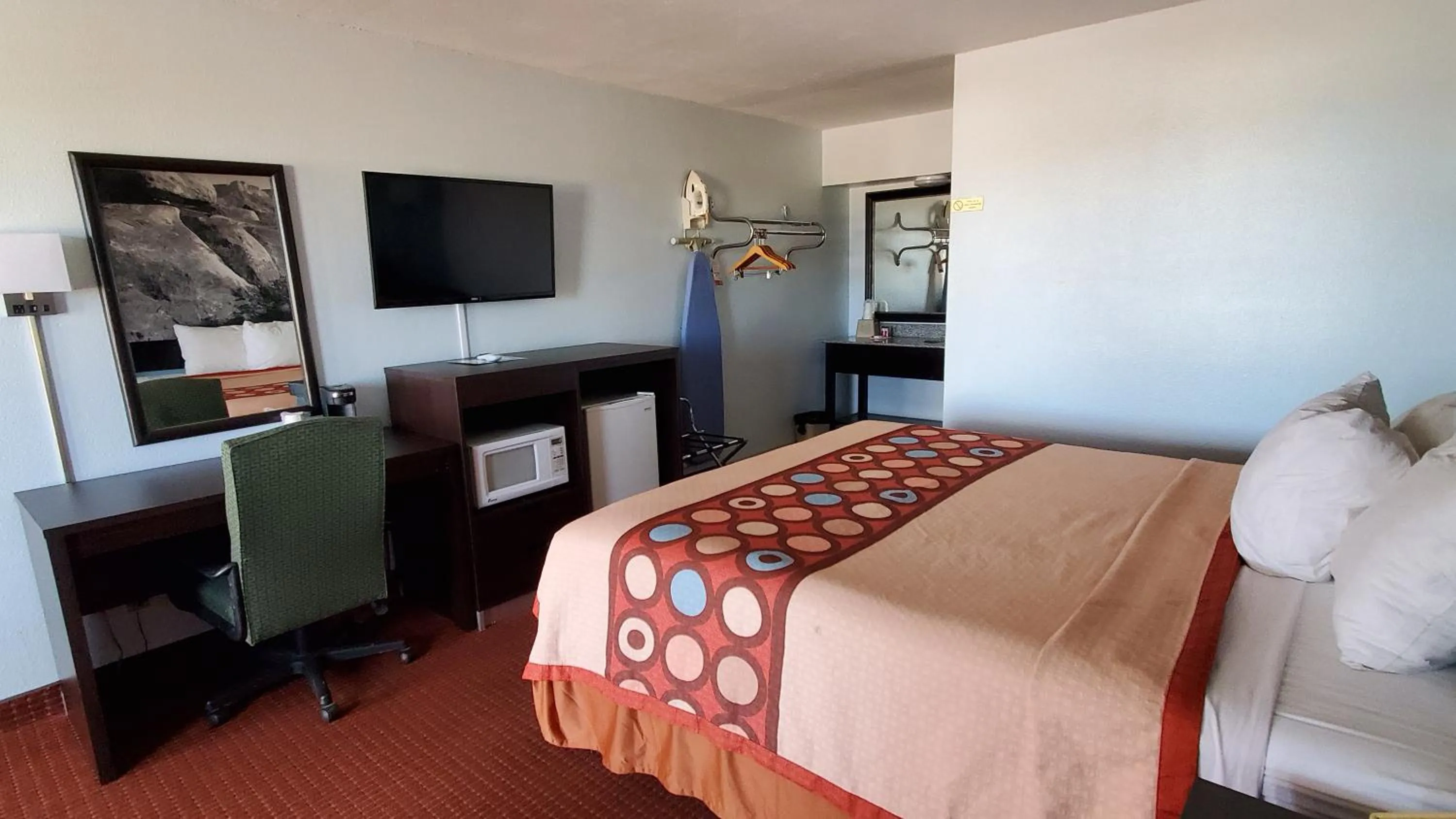 TV and multimedia, Bed in Super 8 by Wyndham Van Horn