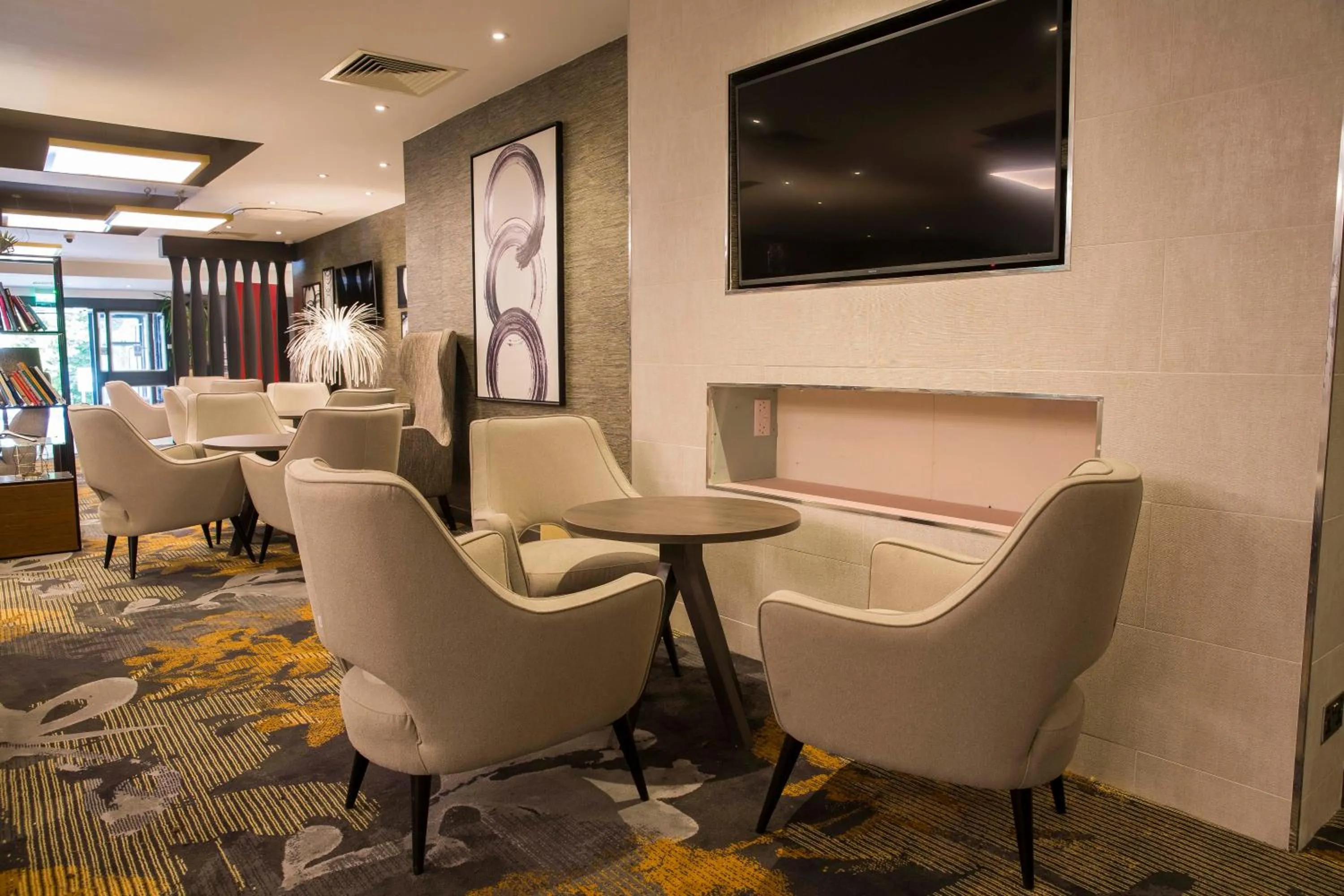 Lounge or bar in Crowne Plaza Basingstoke by IHG