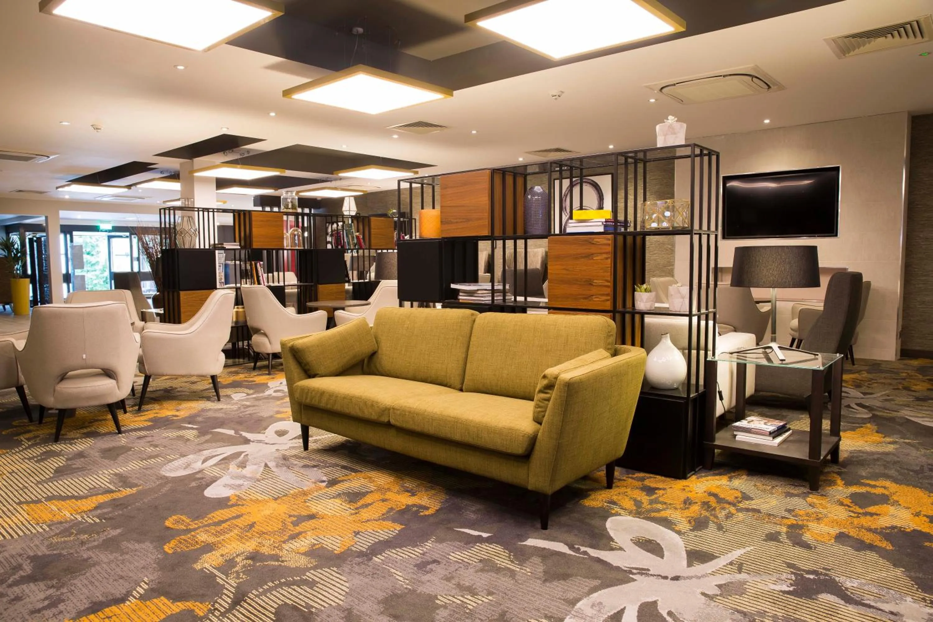 Lounge or bar in Crowne Plaza Basingstoke by IHG