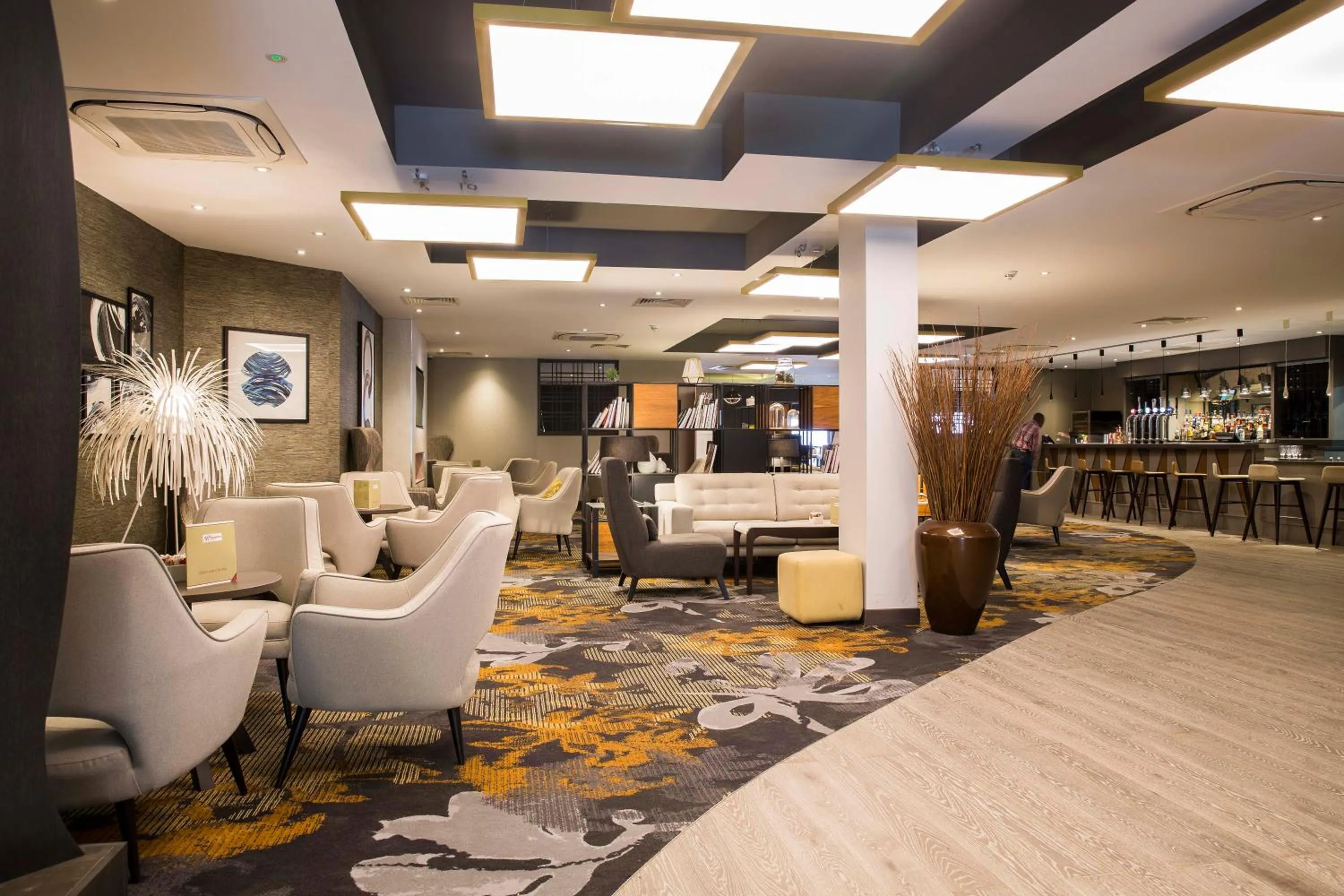 Lounge or bar in Crowne Plaza Basingstoke by IHG