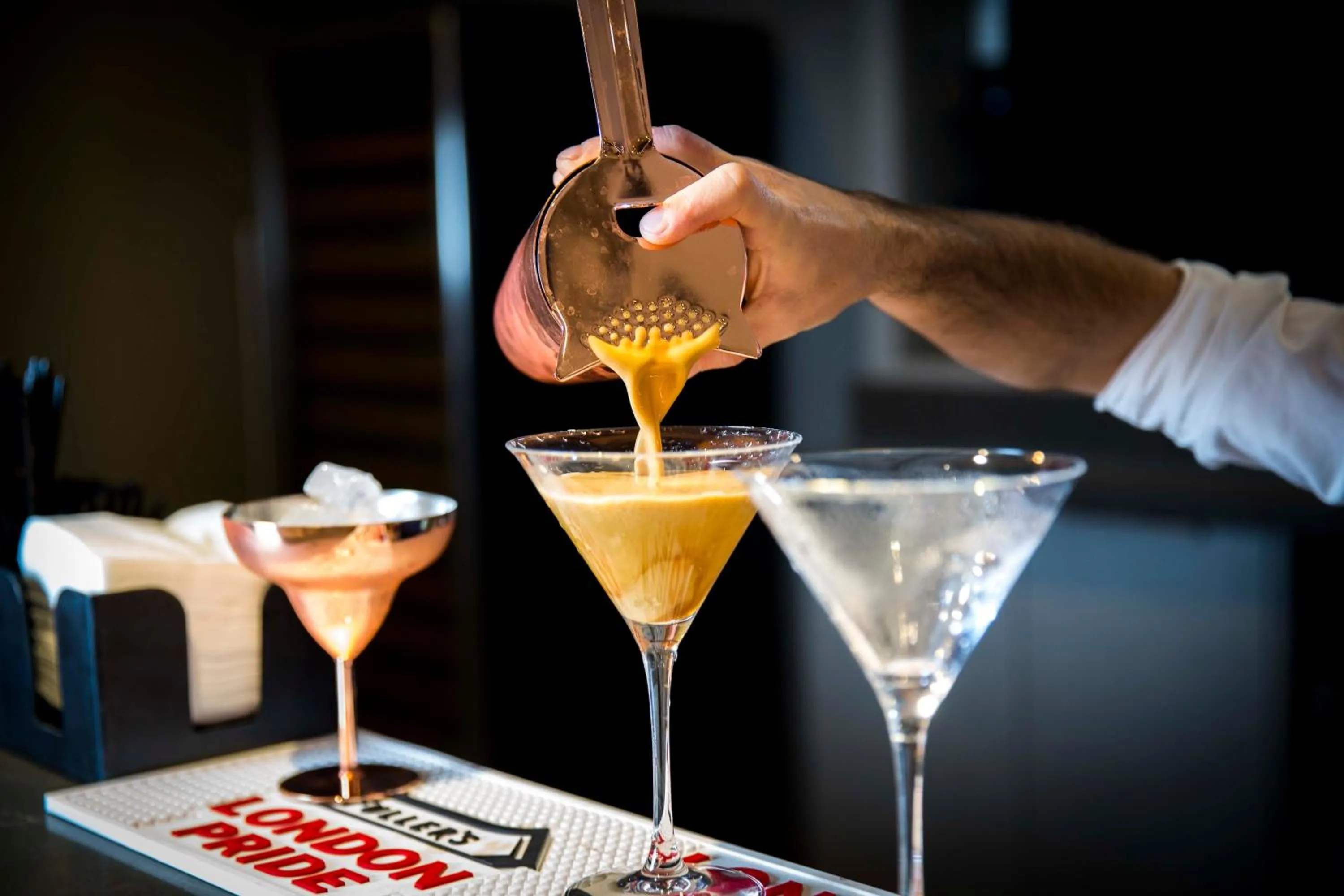 Lounge or bar in Crowne Plaza Basingstoke by IHG