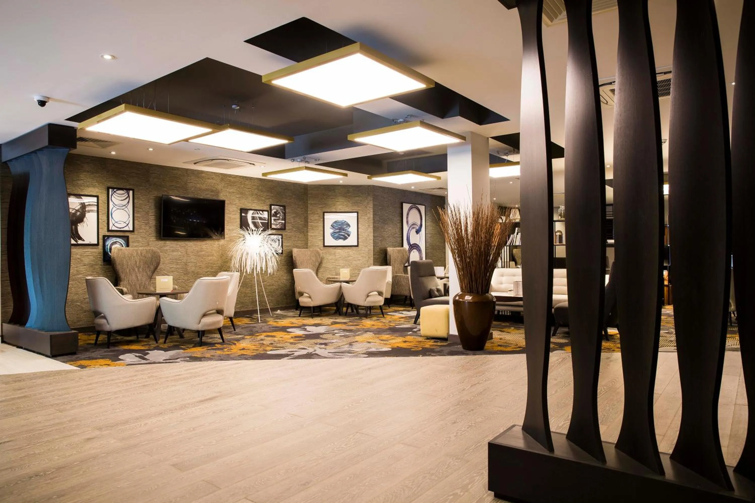 Lounge or bar in Crowne Plaza Basingstoke by IHG