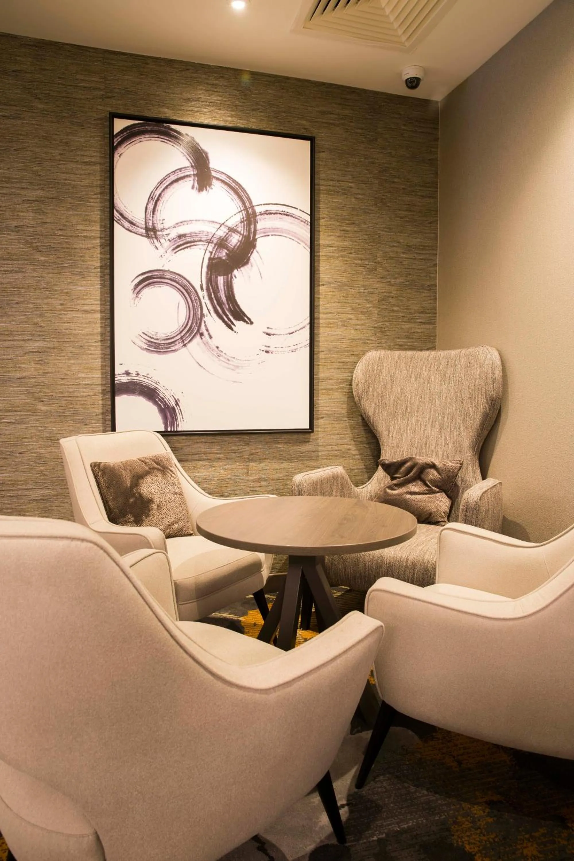 Lounge or bar in Crowne Plaza Basingstoke by IHG