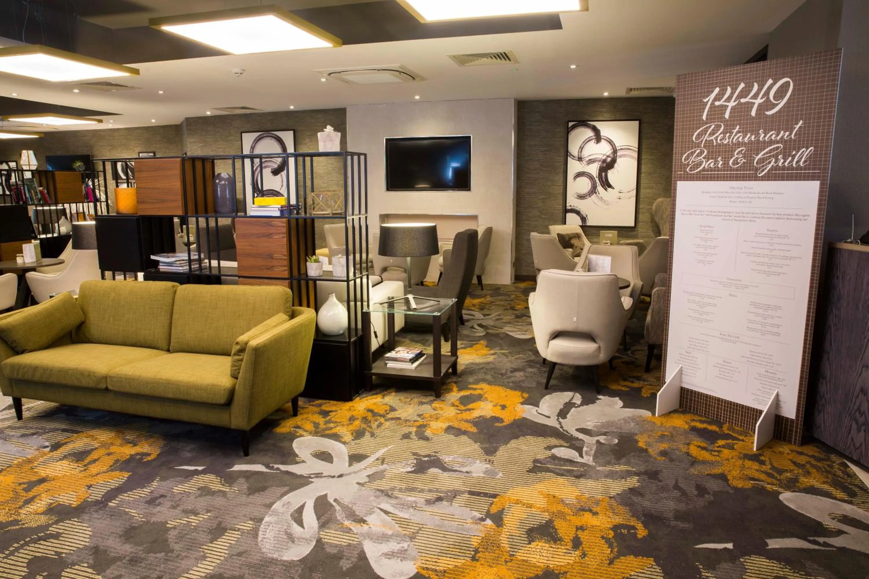 Lounge or bar in Crowne Plaza Basingstoke by IHG