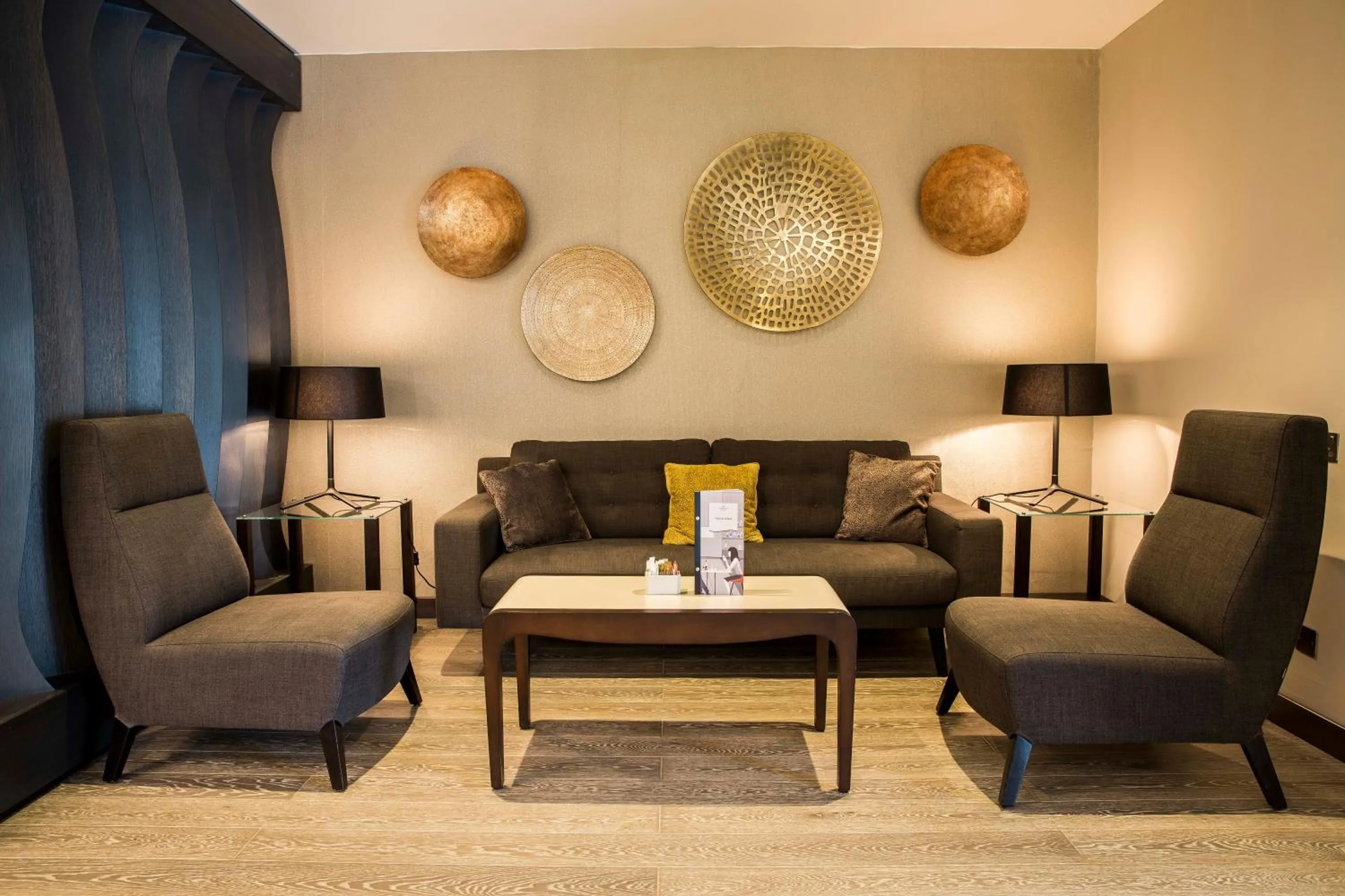 Lounge or bar in Crowne Plaza Basingstoke by IHG