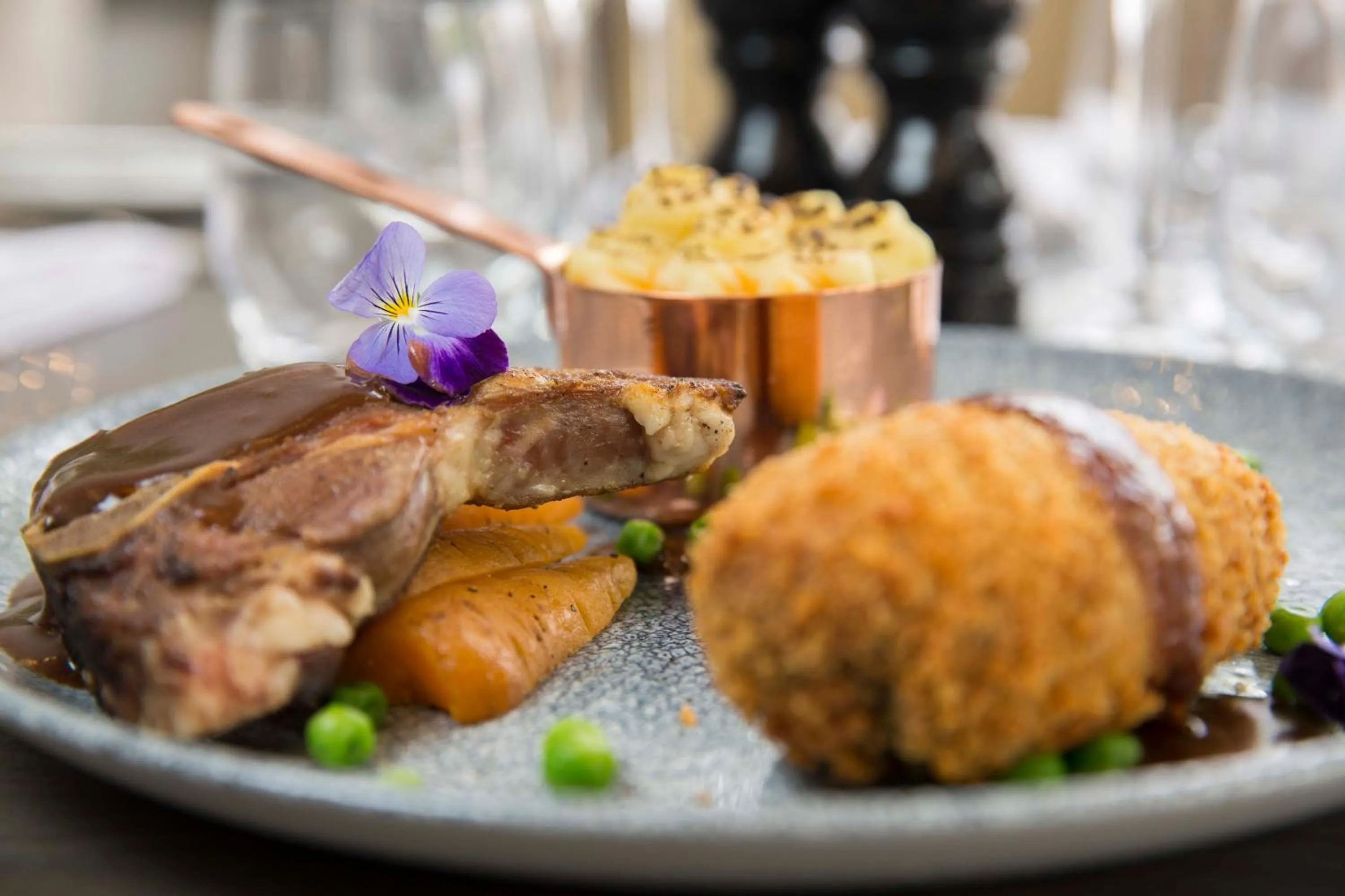 Restaurant/places to eat in Crowne Plaza Basingstoke by IHG