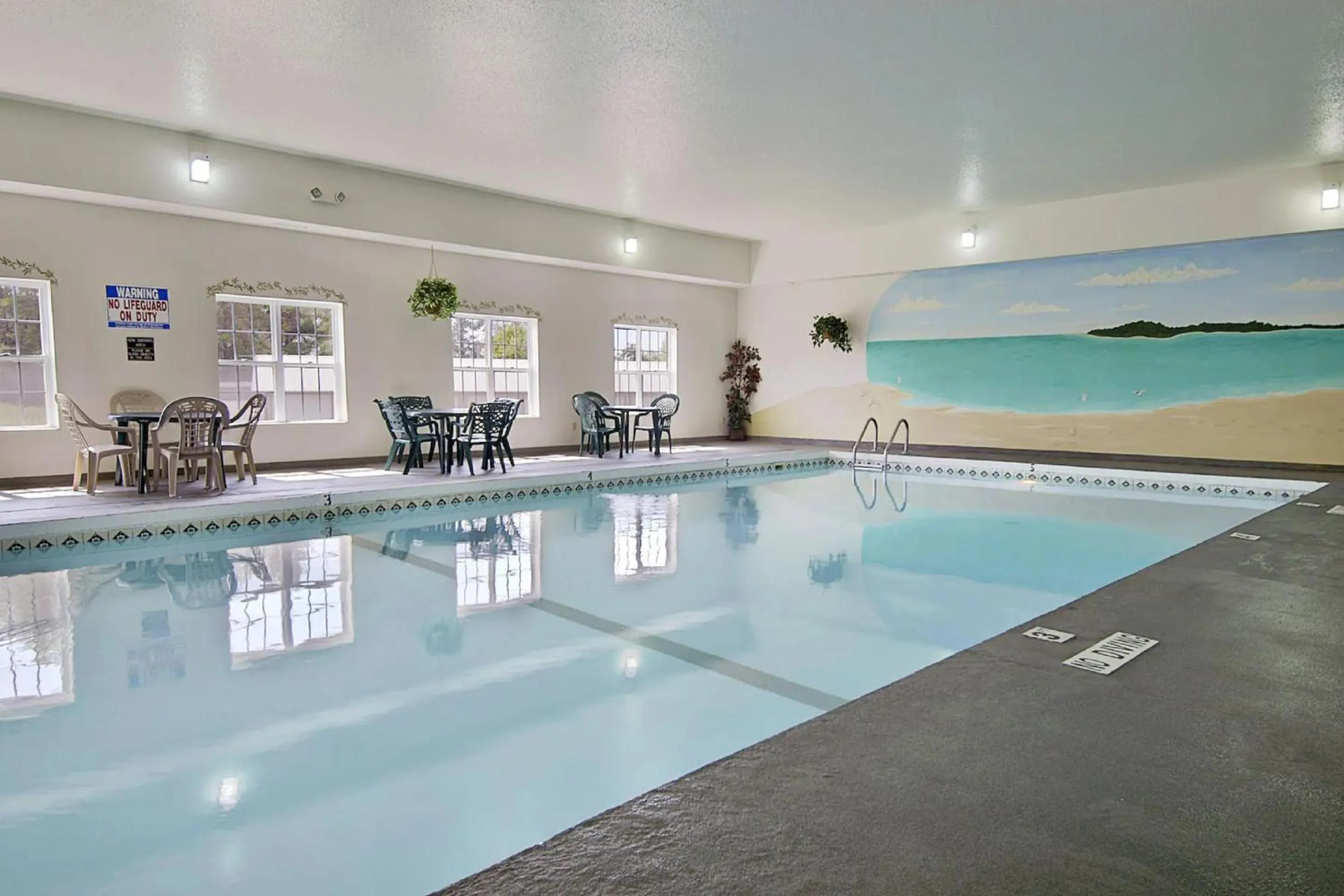 Swimming pool in Hotel Iron Mountain Inn & Suites