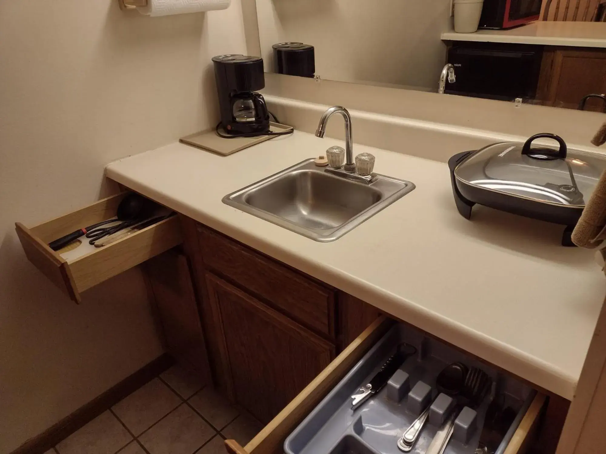 kitchen in Hotel Iron Mountain Inn & Suites kitchen in Hotel Iron Mountain Inn & Suites