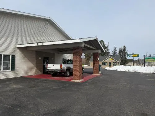 Hotel Iron Mountain Inn & Suites