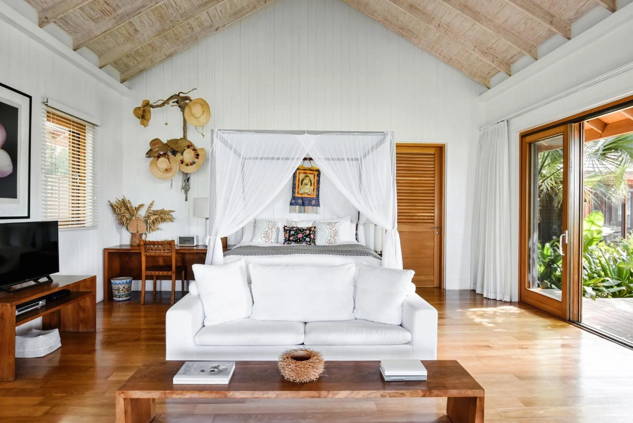 Photo of the whole room, Bed in COMO Parrot Cay