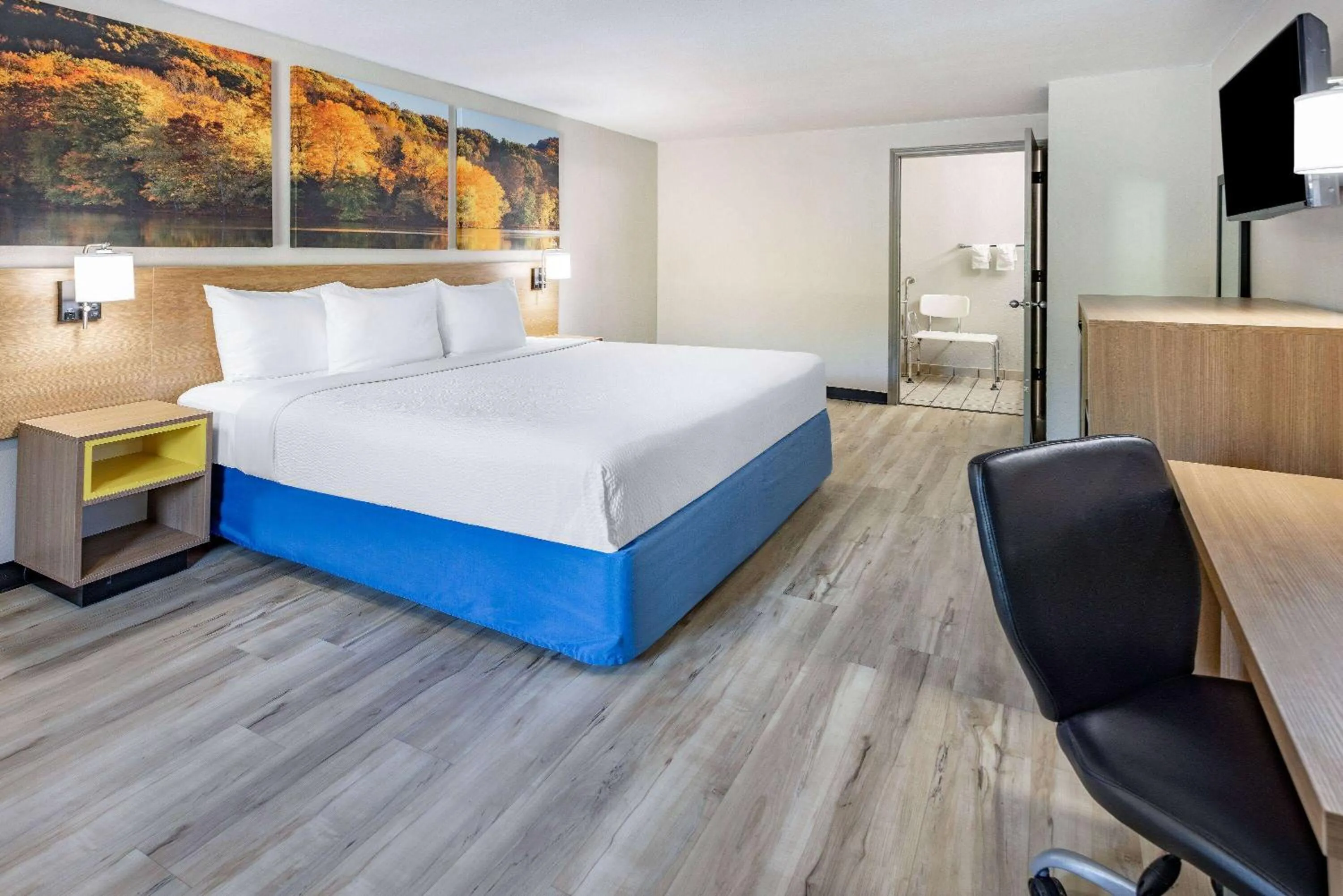 Photo of the whole room, Bed in Days Inn by Wyndham Spartanburg Waccamaw