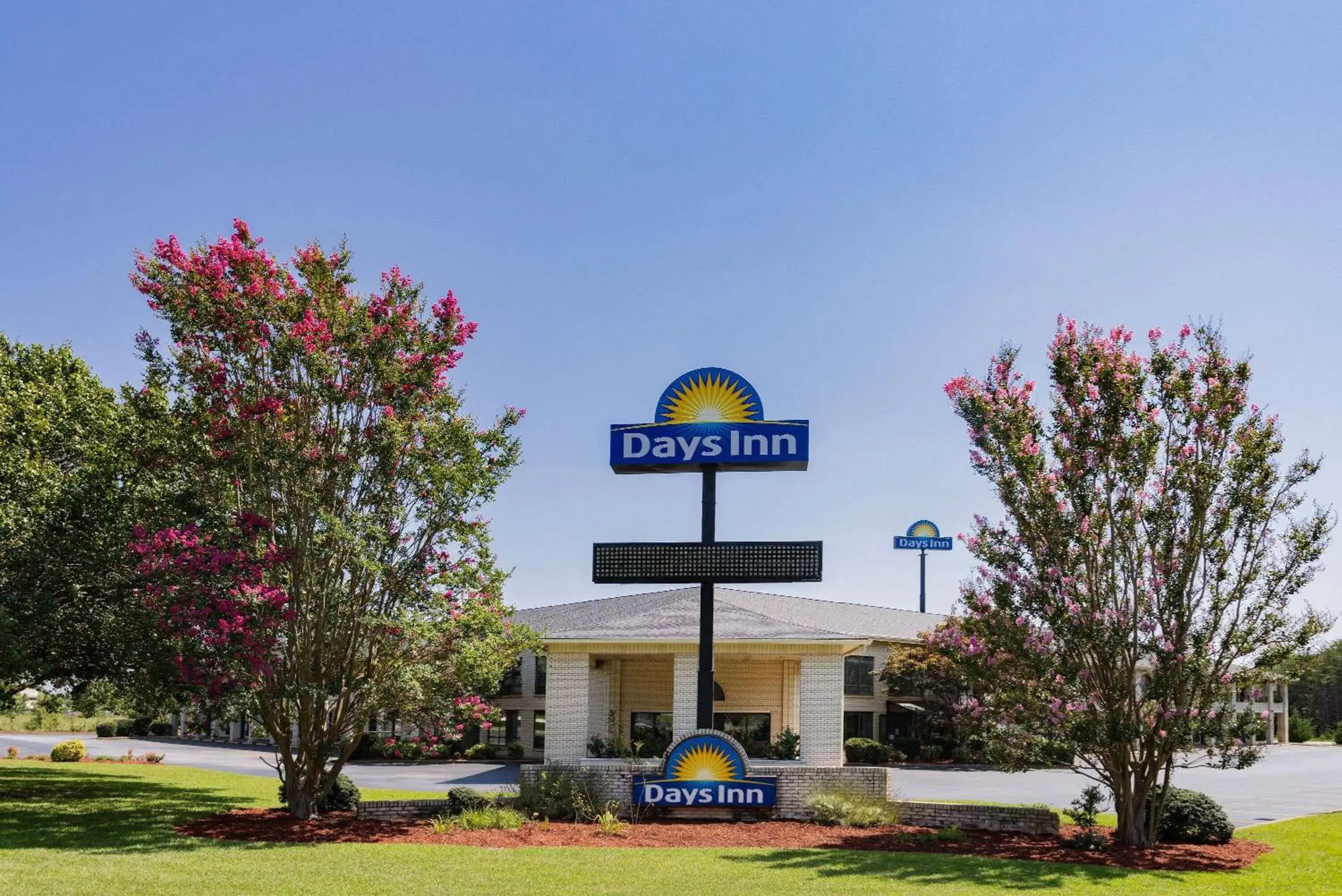 Property building in Days Inn by Wyndham Spartanburg Waccamaw Property building in Days Inn by Wyndham Spartanburg Waccamaw
