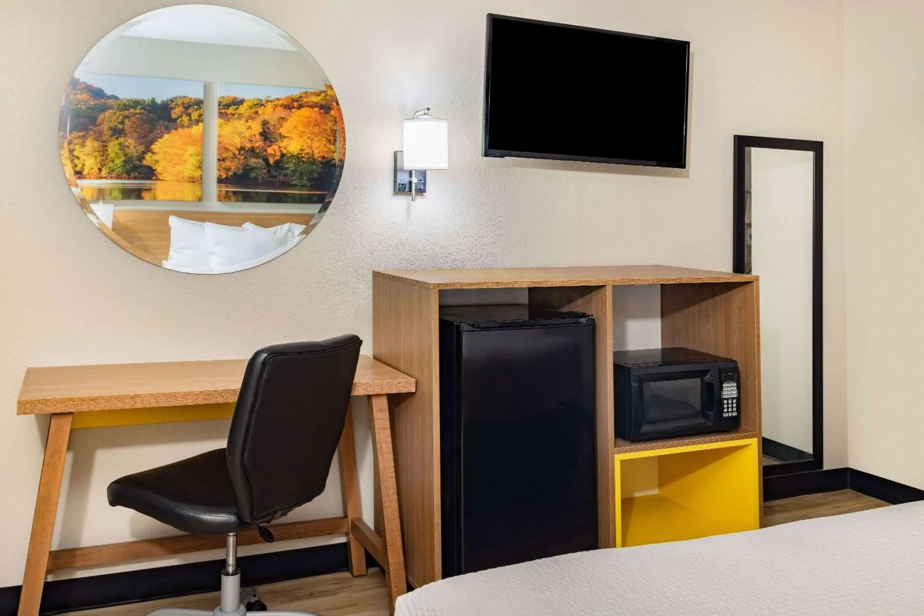 Photo of the whole room in Days Inn by Wyndham Spartanburg Waccamaw Photo of the whole room in Days Inn by Wyndham Spartanburg Waccamaw