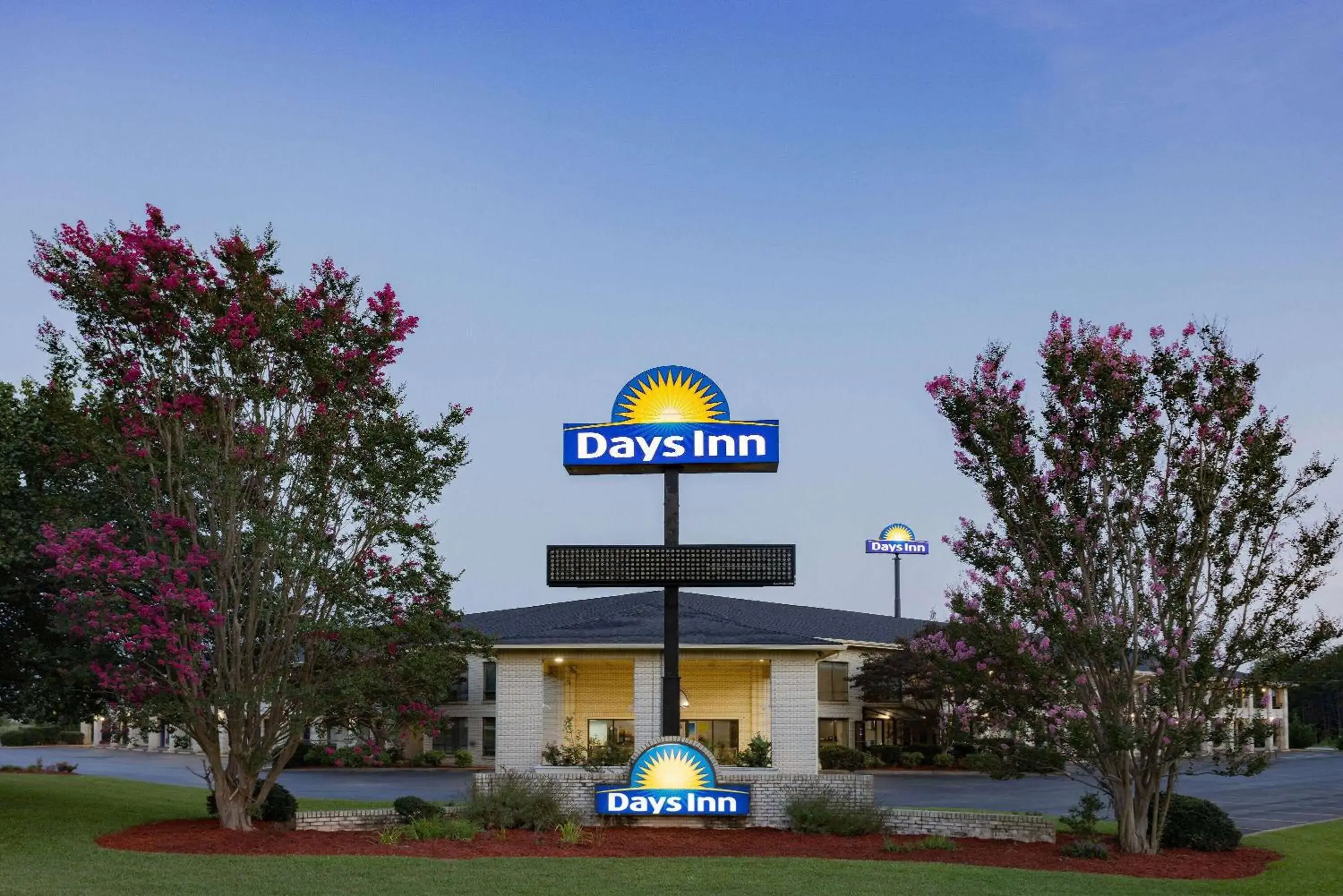 Property building in Days Inn by Wyndham Spartanburg Waccamaw Property building in Days Inn by Wyndham Spartanburg Waccamaw