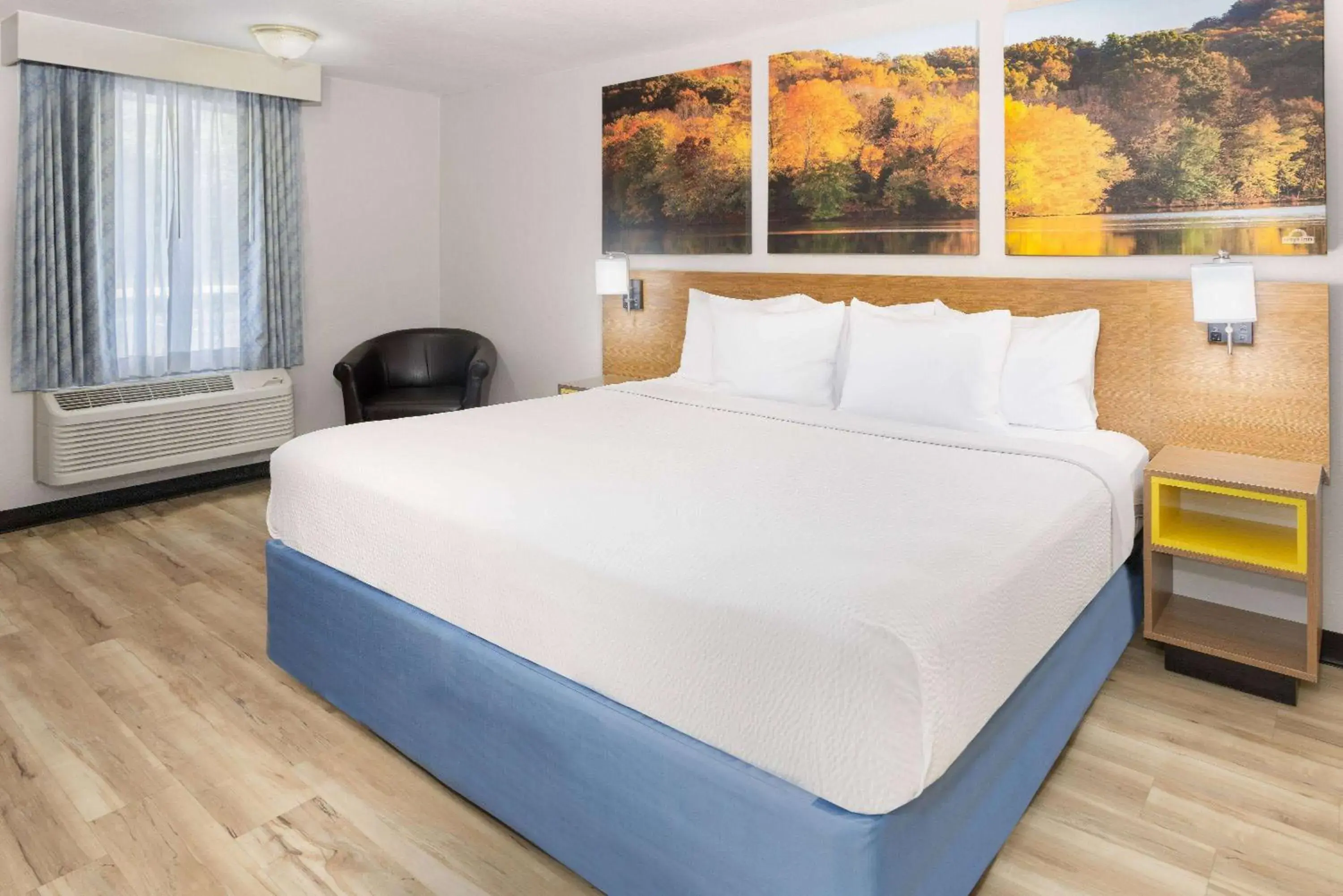 Photo of the whole room, Bed in Days Inn by Wyndham Spartanburg Waccamaw Photo of the whole room, Bed in Days Inn by Wyndham Spartanburg Waccamaw