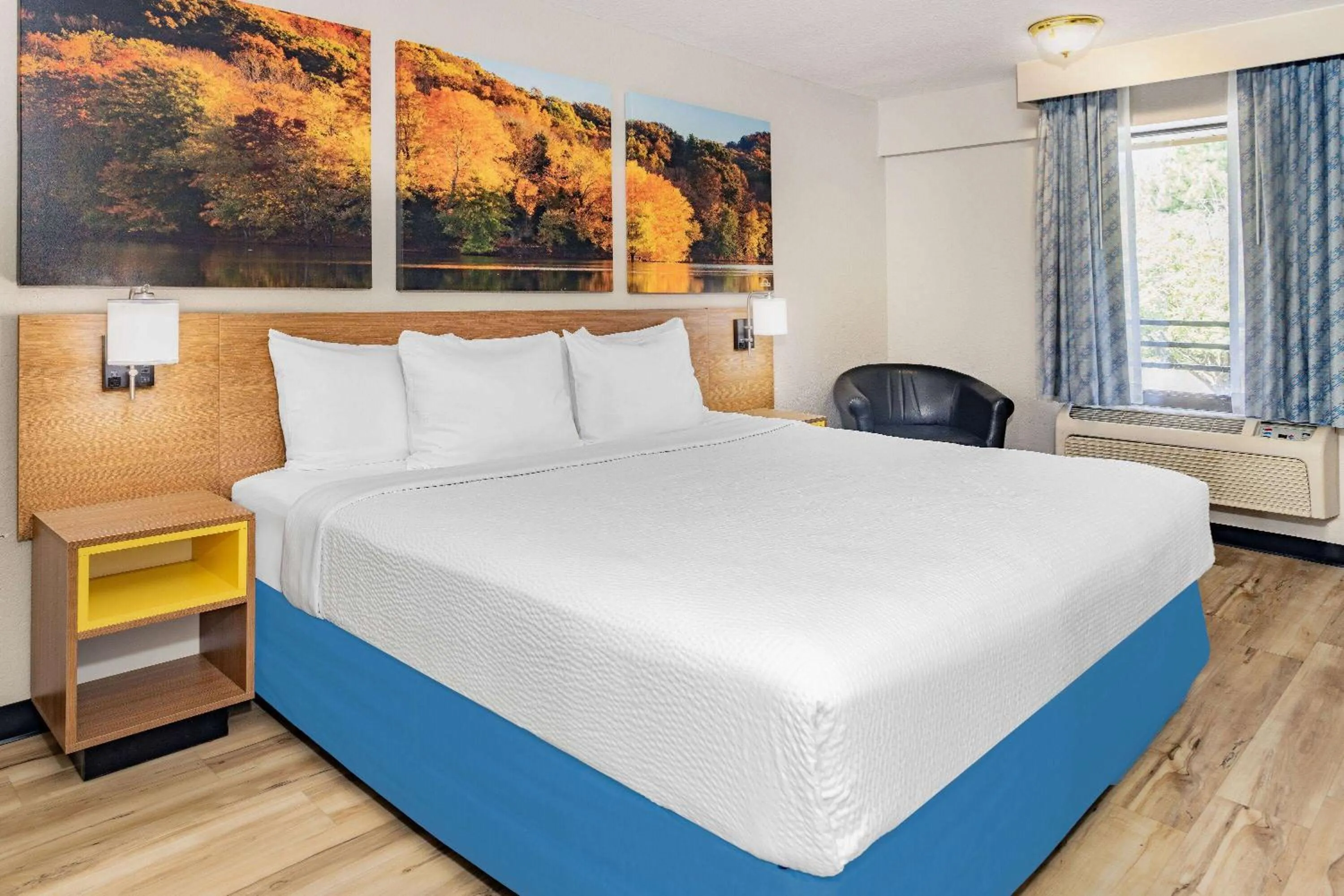 Photo of the whole room, Bed in Days Inn by Wyndham Spartanburg Waccamaw