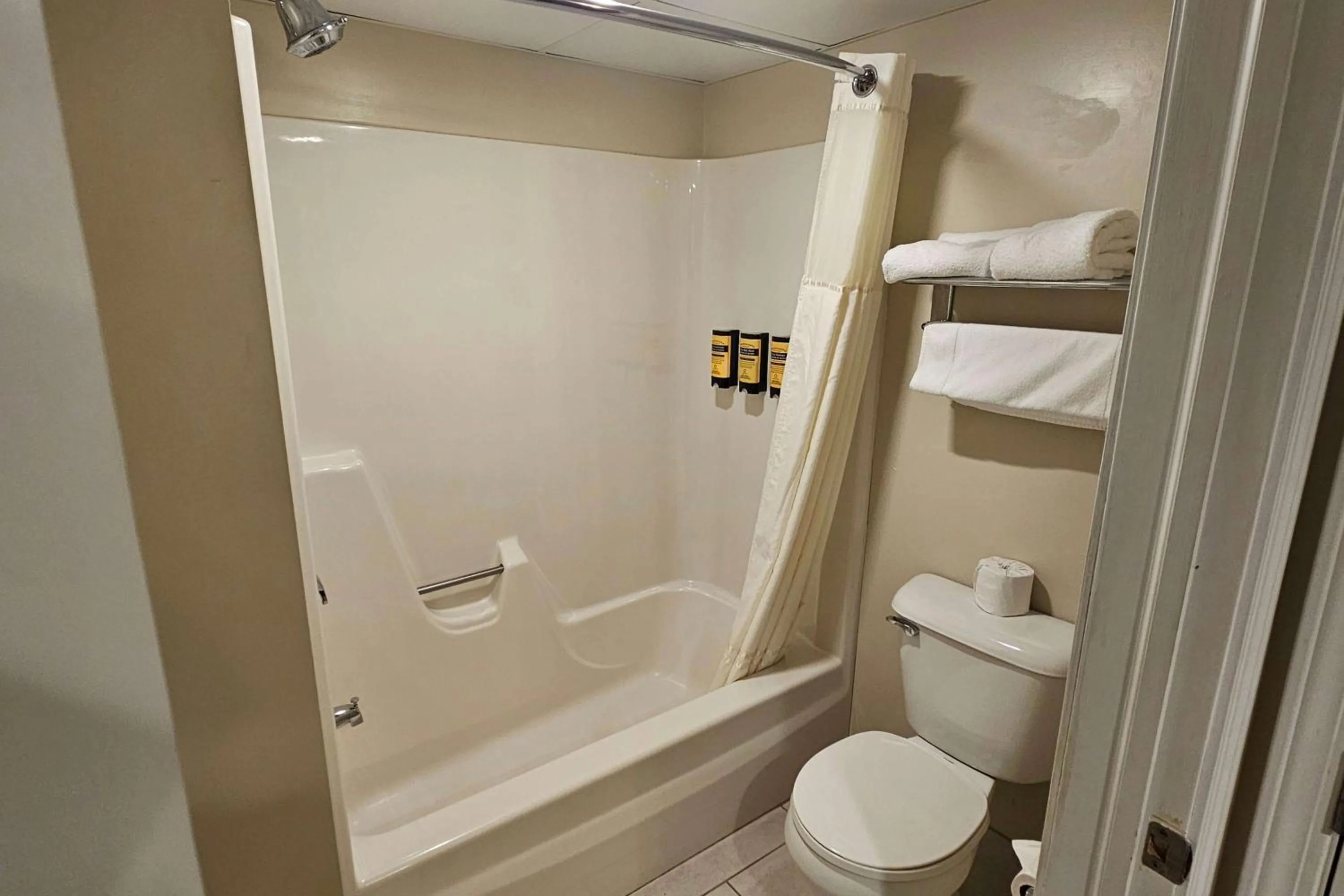 Bathroom in Americinn by Wyndham Birch Run - Frankenmuth