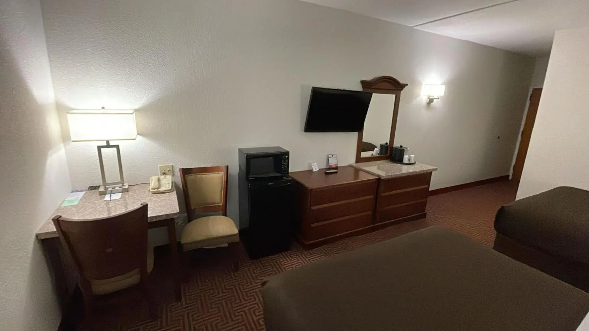 Bedroom, Bed in Clarion Inn I-94 near Expo Center Bedroom, Bed in Clarion Inn I-94 near Expo Center
