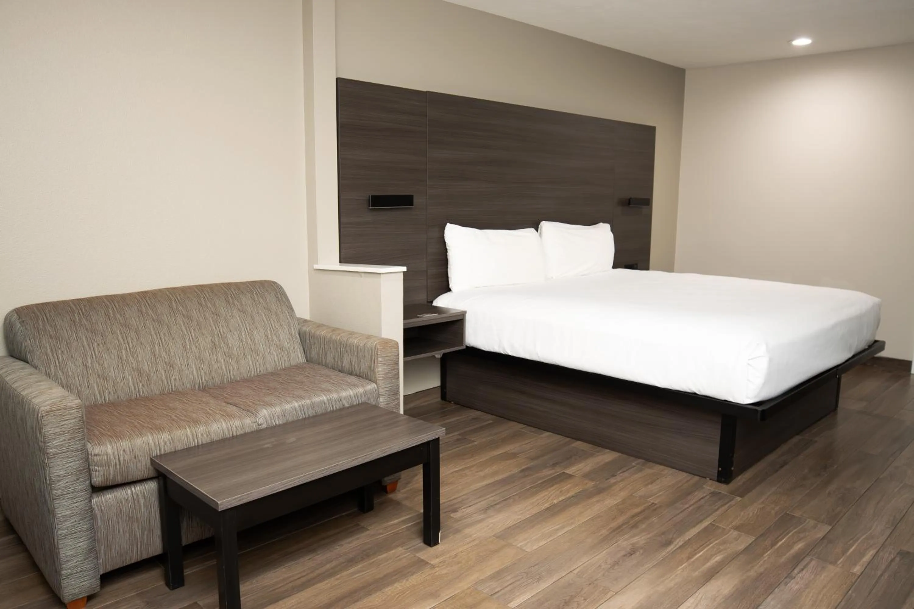 Bedroom, Bed in Americas Best Value Inn Harlingen