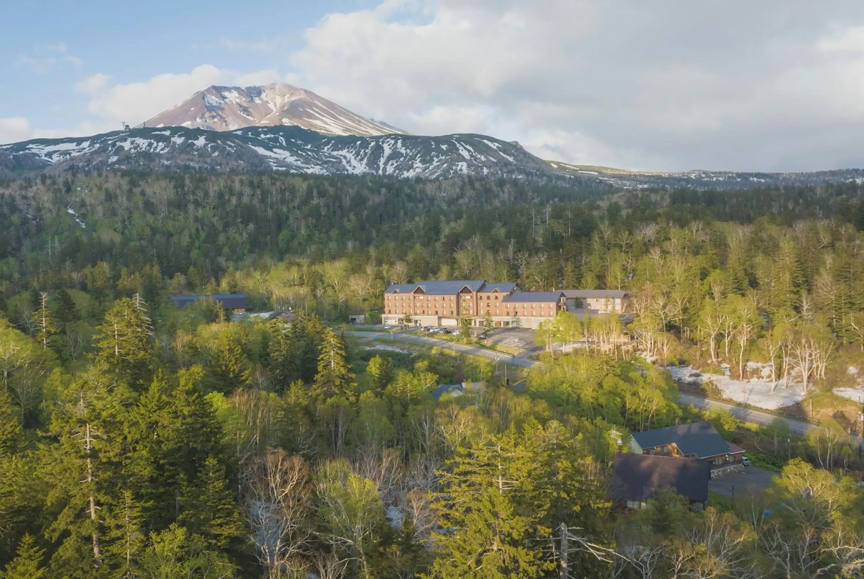 Property building in Higashikawa Asahidake Onsen Hotel Bear Monte Property building in Higashikawa Asahidake Onsen Hotel Bear Monte