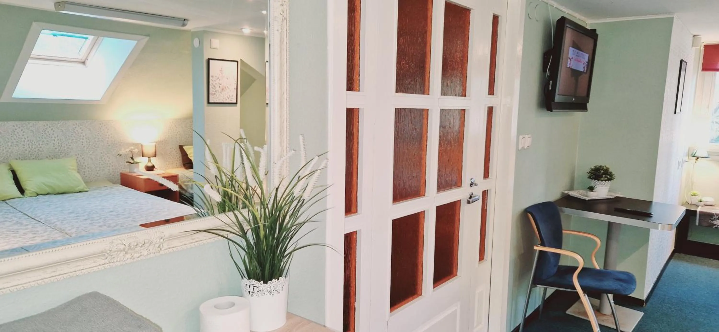 Photo of the whole room, Bed in Freedom65 Hostel and Caravan