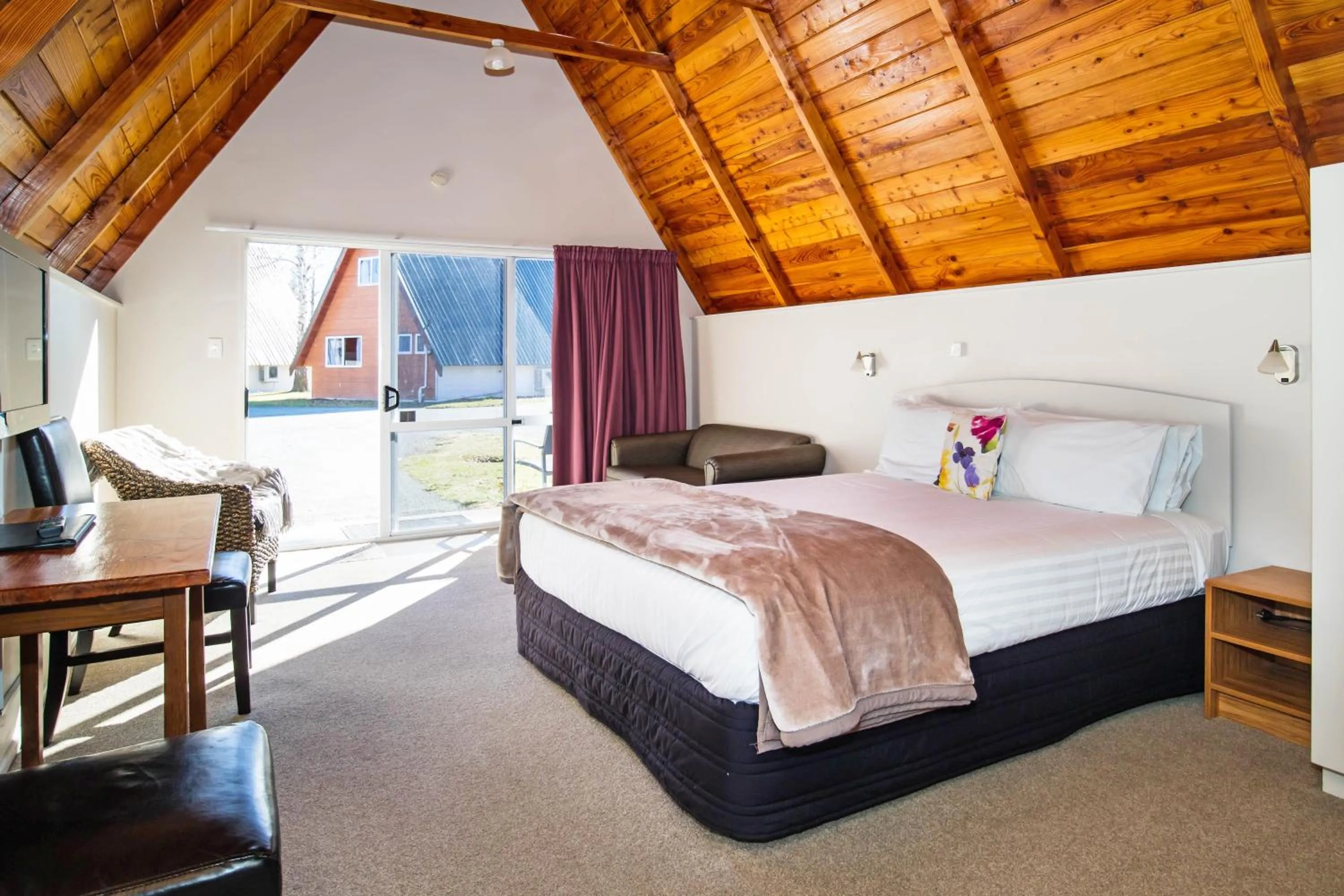 Bedroom, Bed in Mountain Chalets Motel