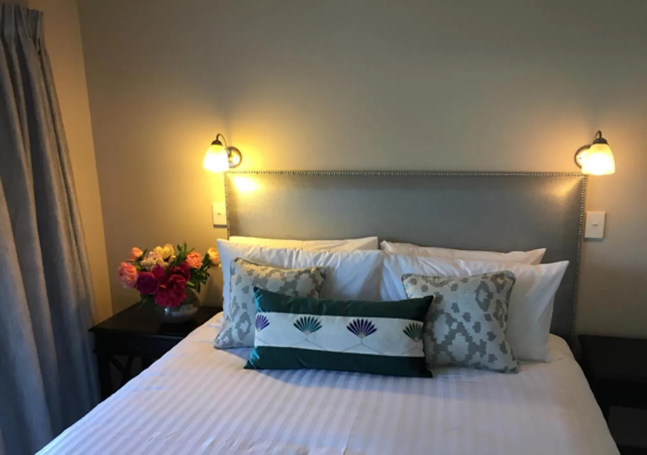 Bed in Mountain Chalets Motel