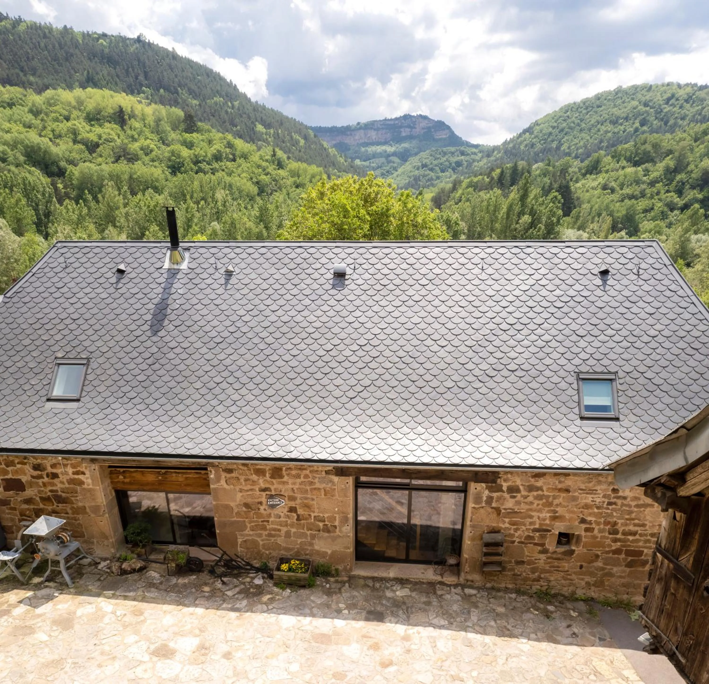 Inner courtyard view in Chambre d'hôtes Le Cascadou