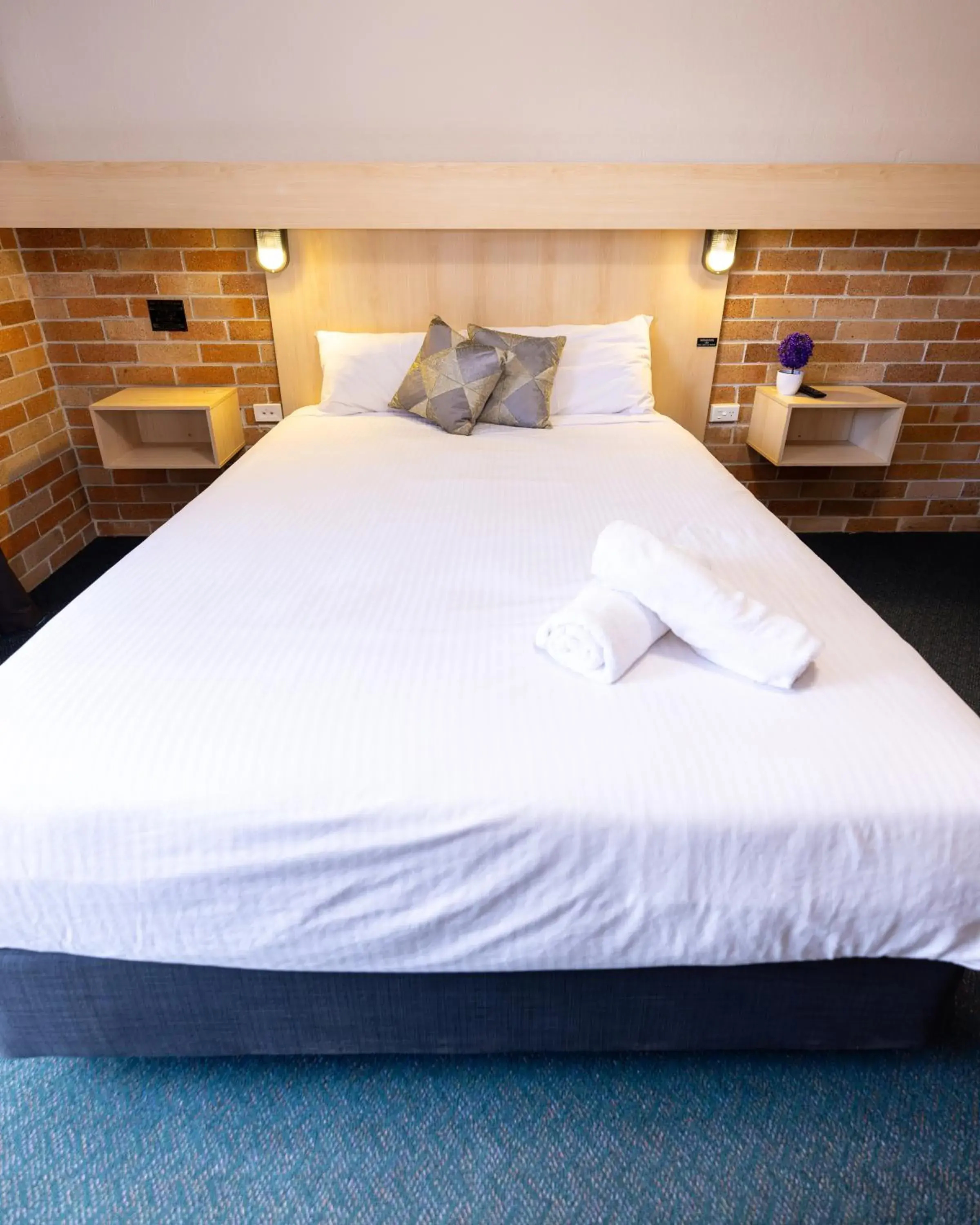 Bed in Windsor River View Inn Bed in Windsor River View Inn