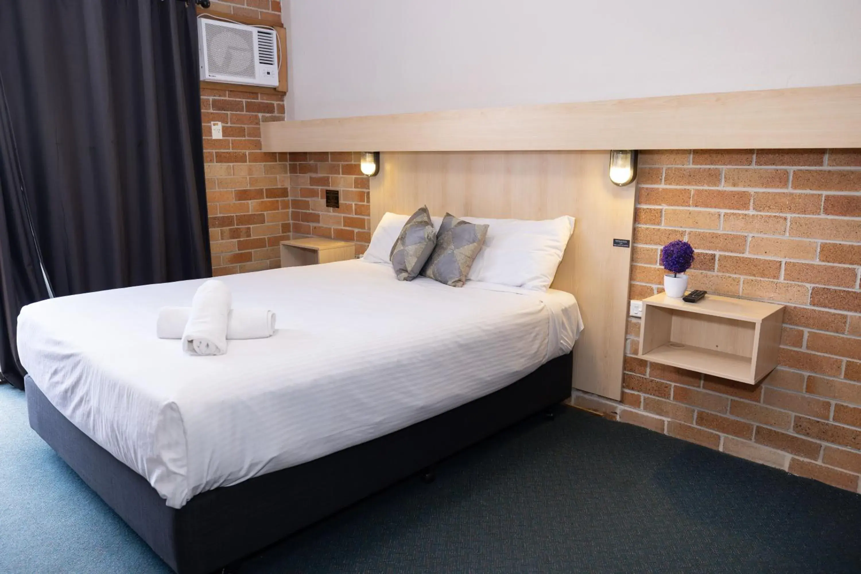 Bed in Windsor River View Inn Bed in Windsor River View Inn