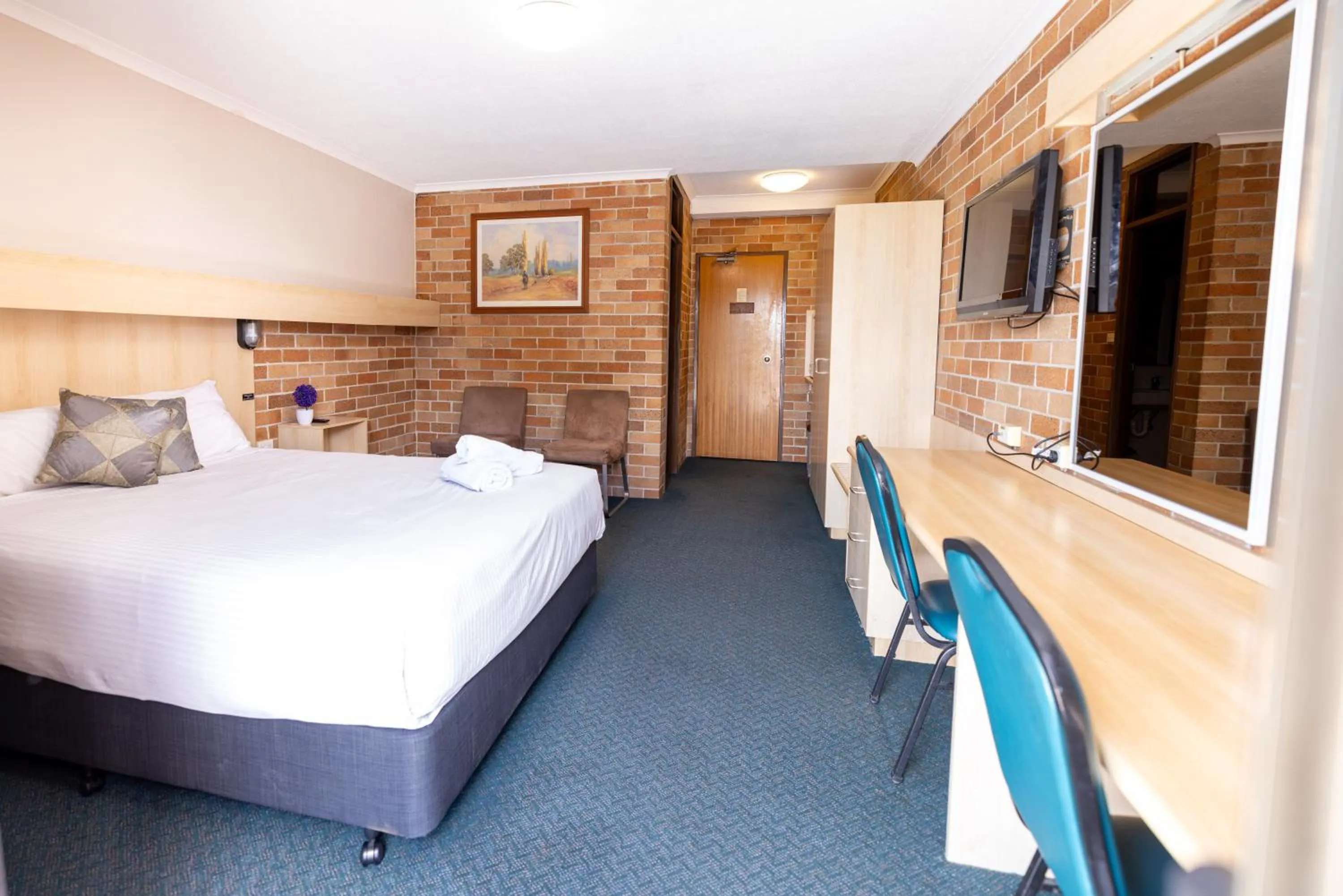 Bed in Windsor River View Inn