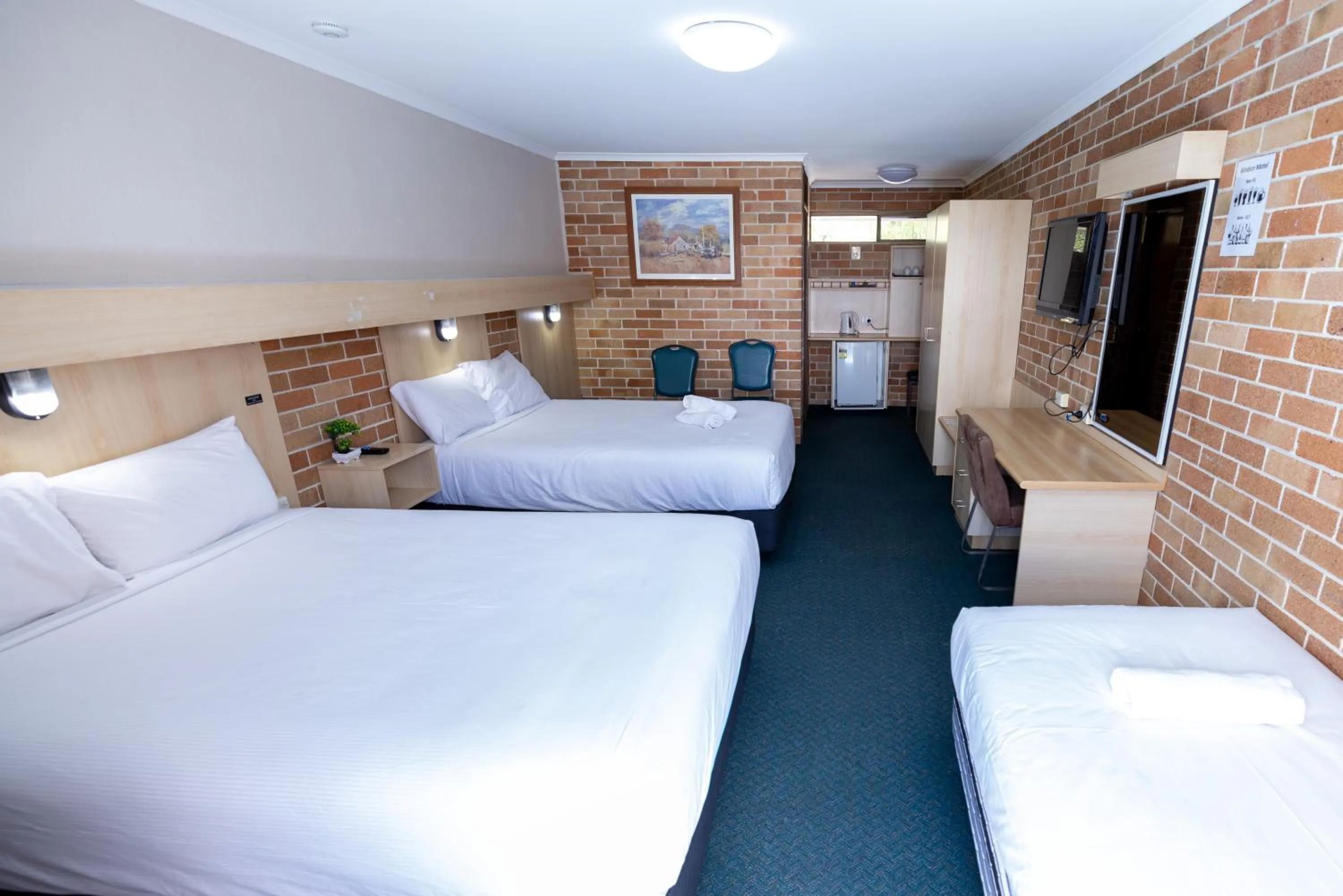 Bed in Windsor River View Inn