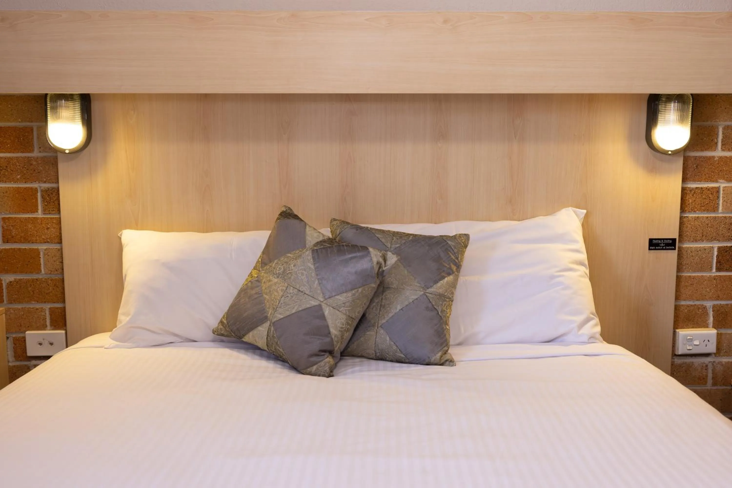 Bed in Windsor River View Inn