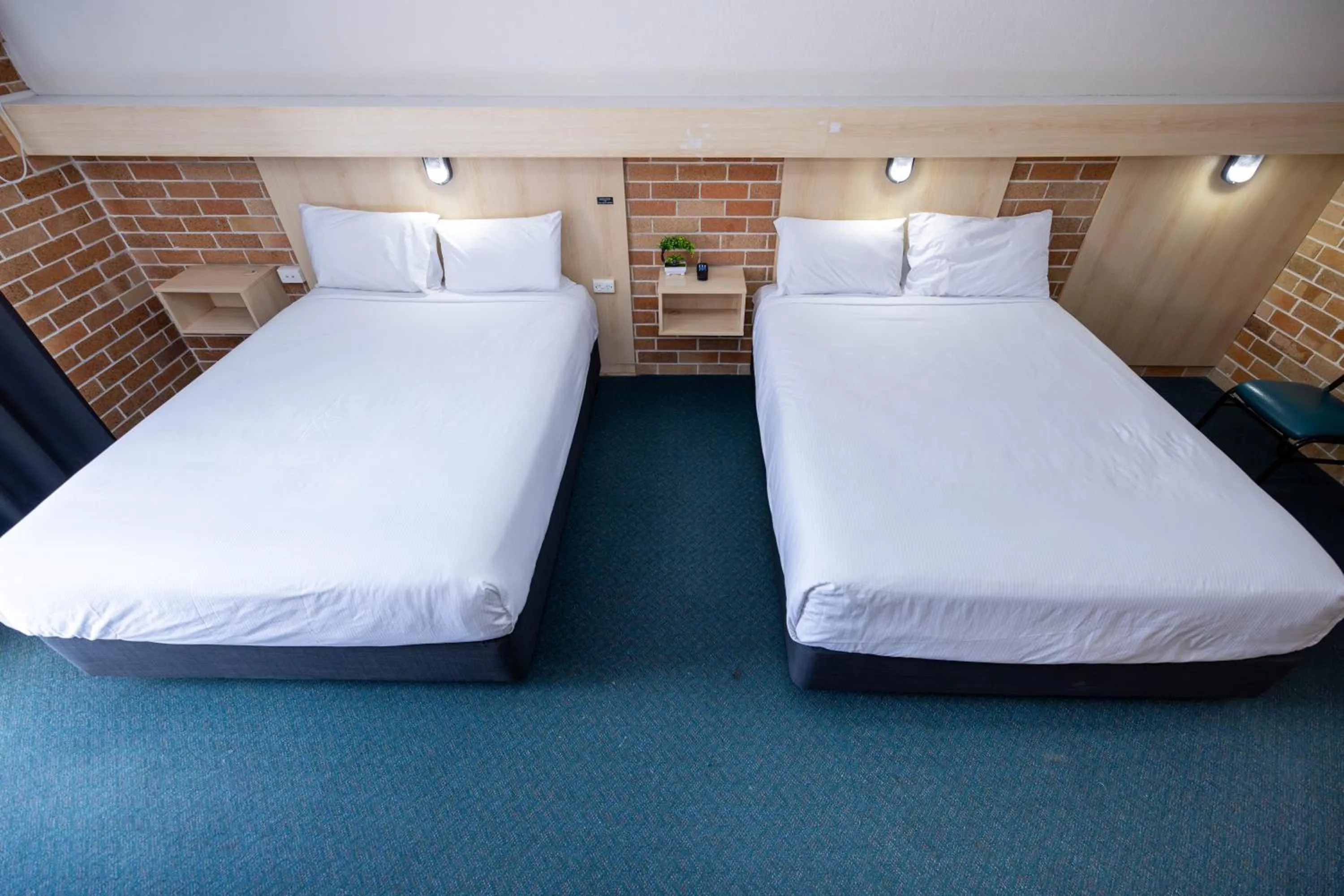 Bed in Windsor River View Inn