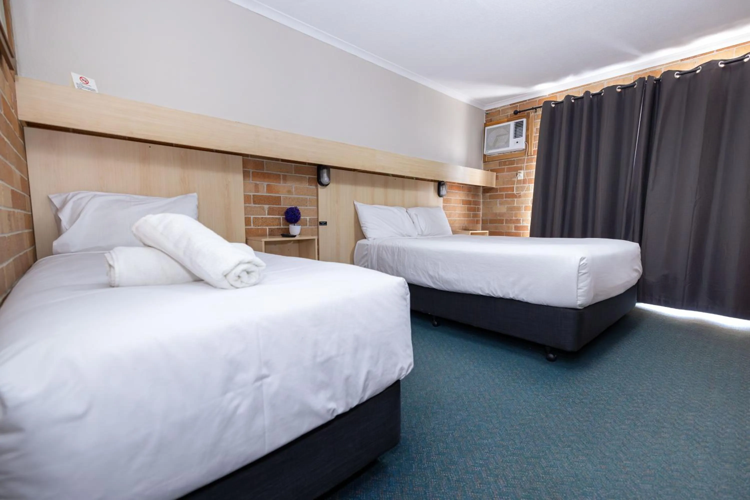 Bed in Windsor River View Inn