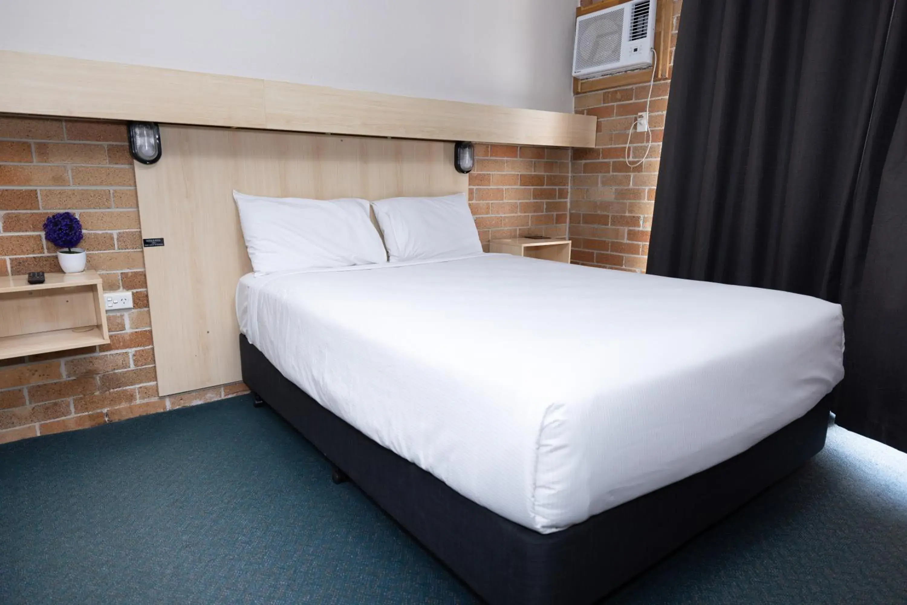 Bed in Windsor Terrace Motel Bed in Windsor Terrace Motel