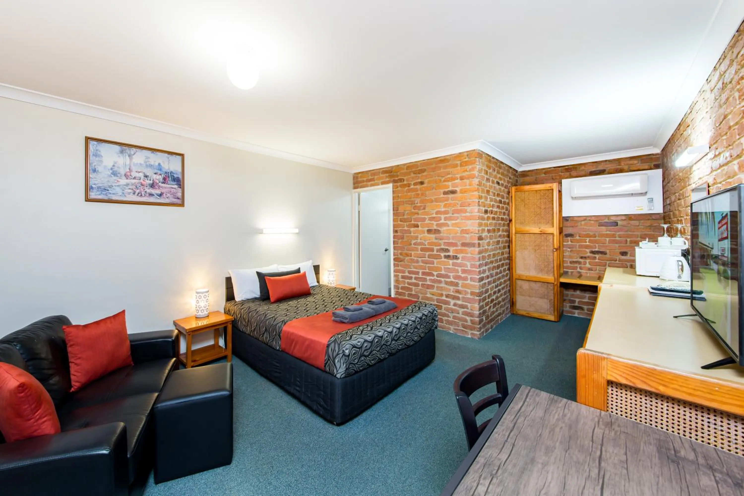 Photo of the whole room, Bed in Wondai Colonial Motel & Ivory's Restaurant