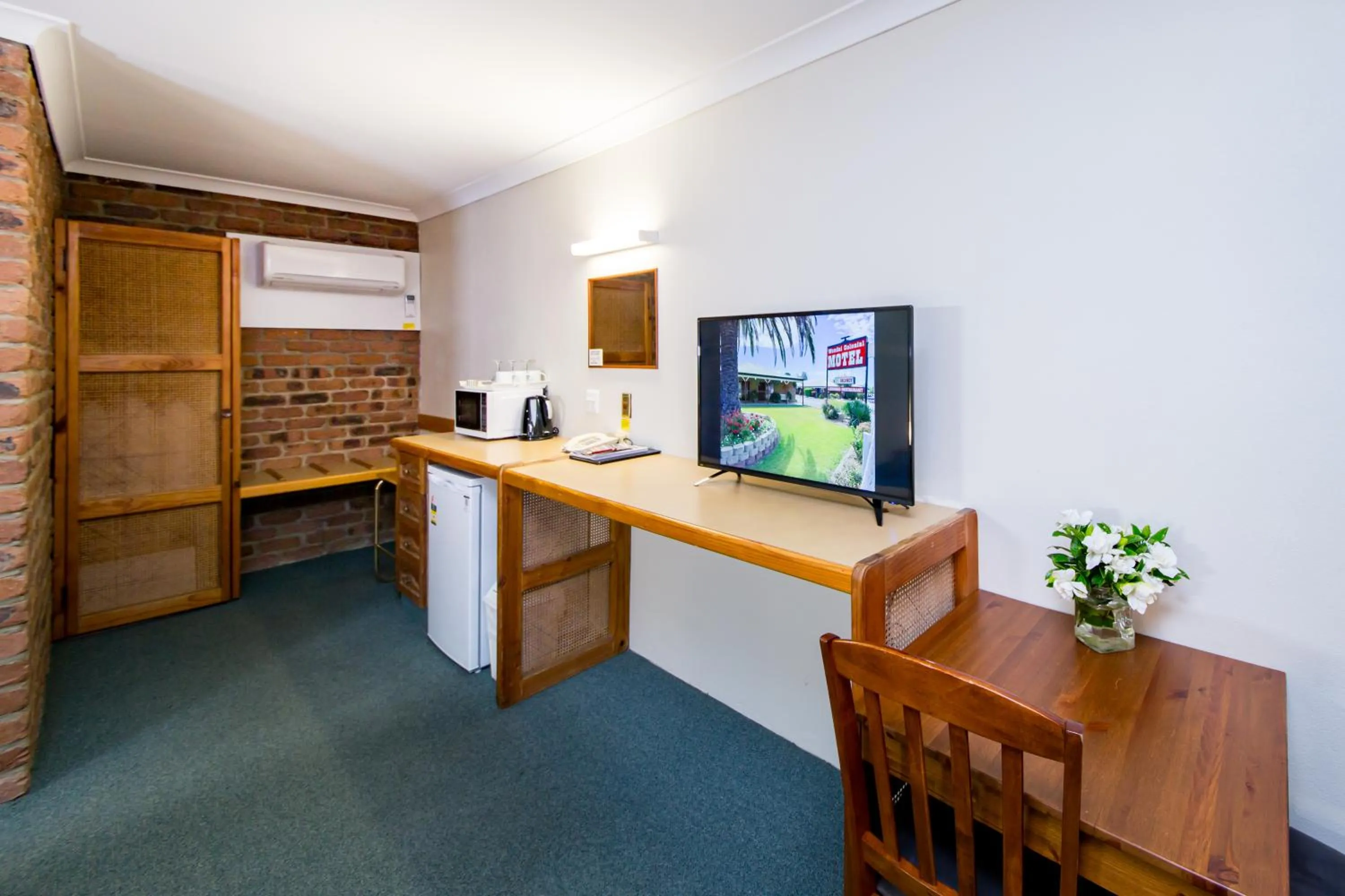 Kitchen or kitchenette in Wondai Colonial Motel & Ivory's Restaurant
