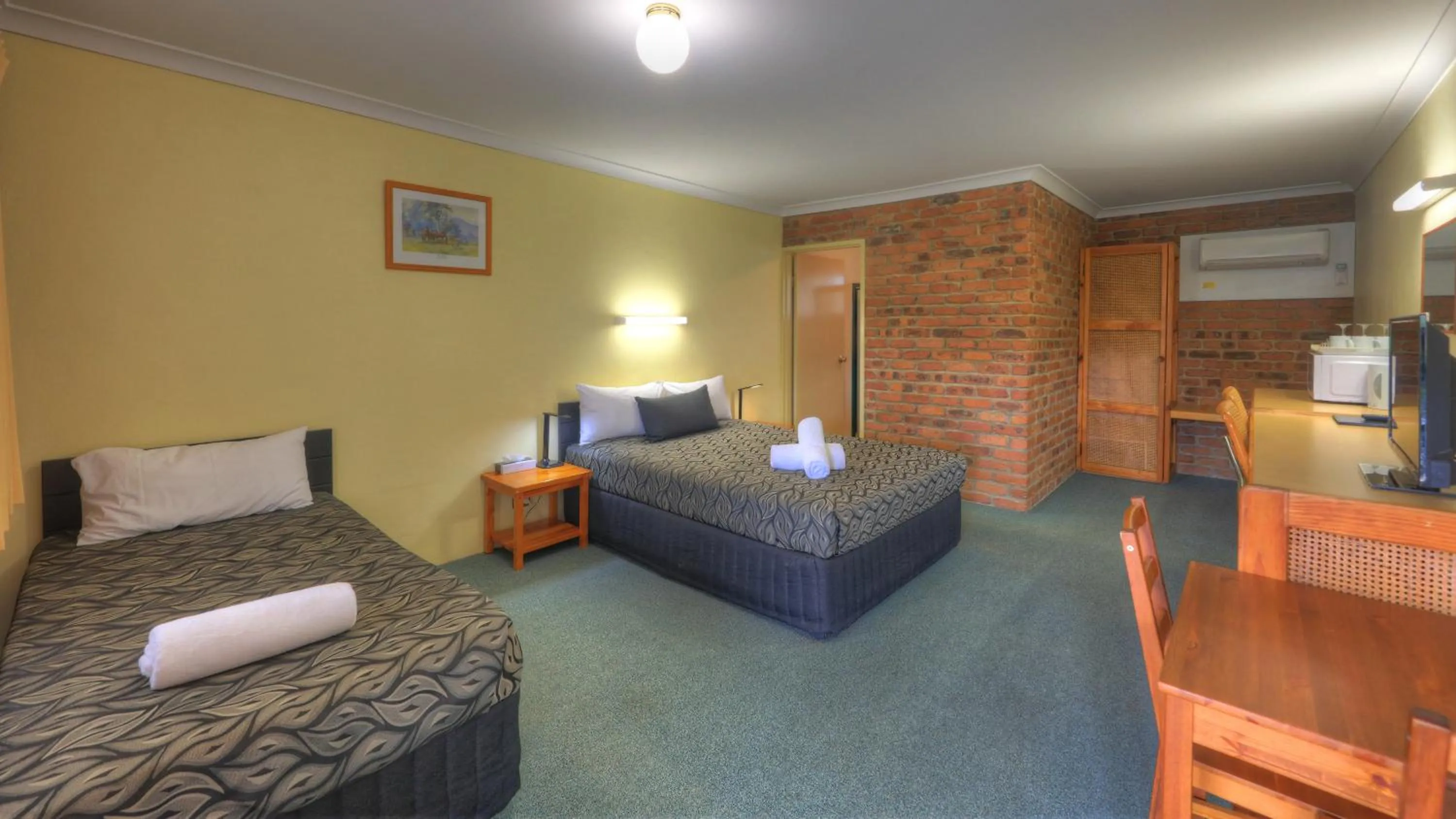 Twin Room in Wondai Colonial Motel & Ivory's Restaurant