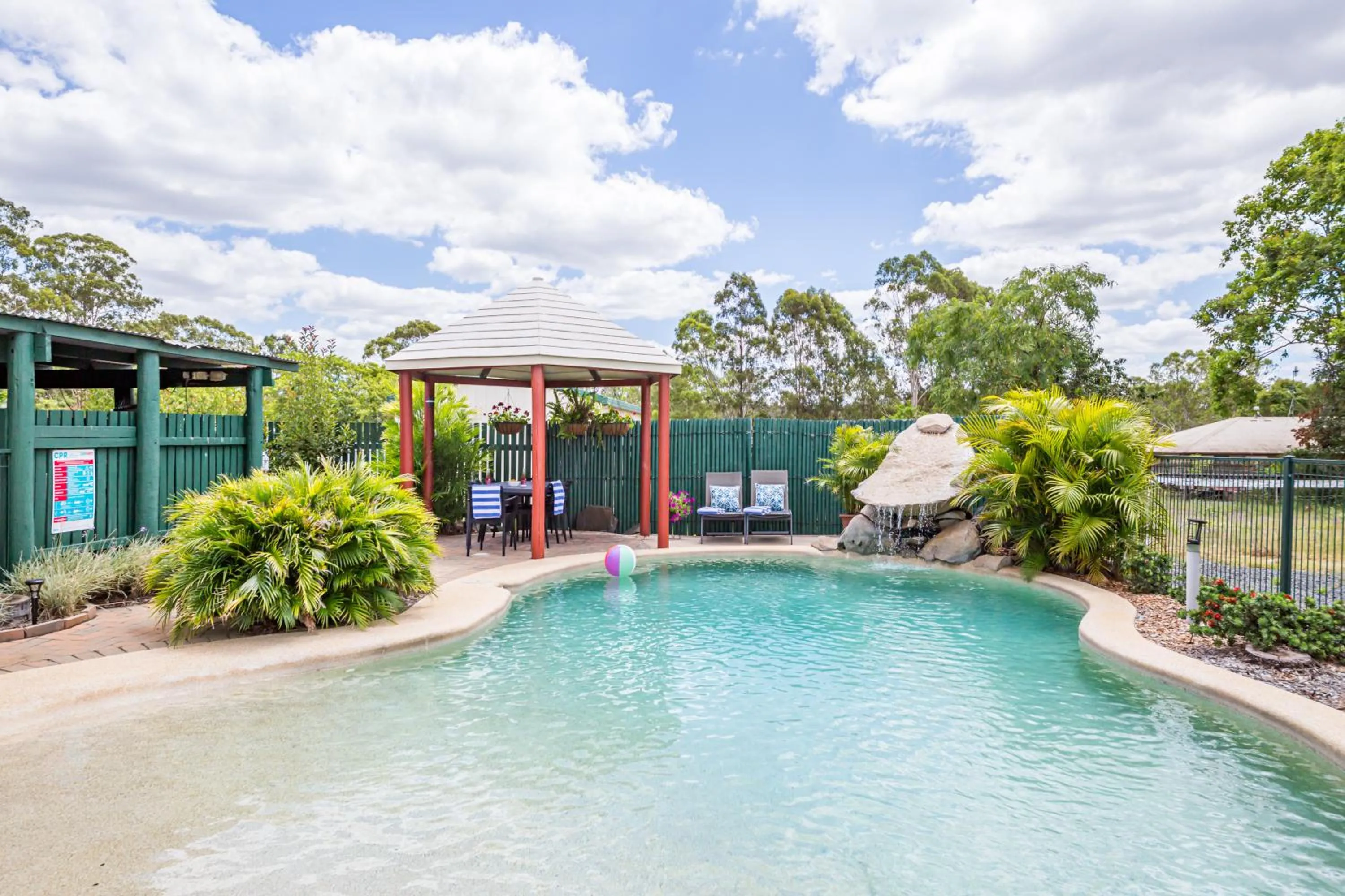 Swimming pool in Wondai Colonial Motel & Ivory's Restaurant