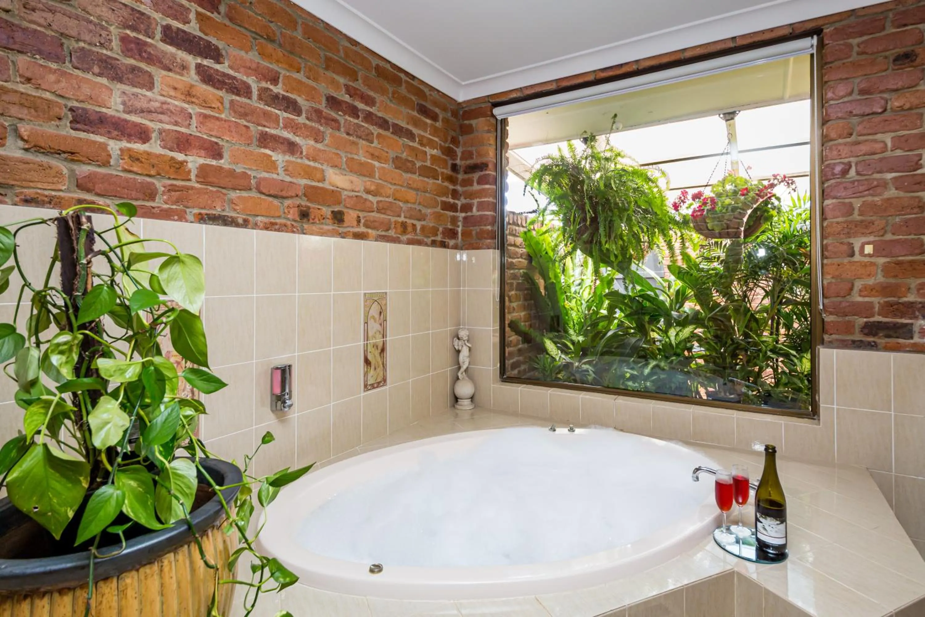 Hot Tub in Wondai Colonial Motel & Ivory's Restaurant